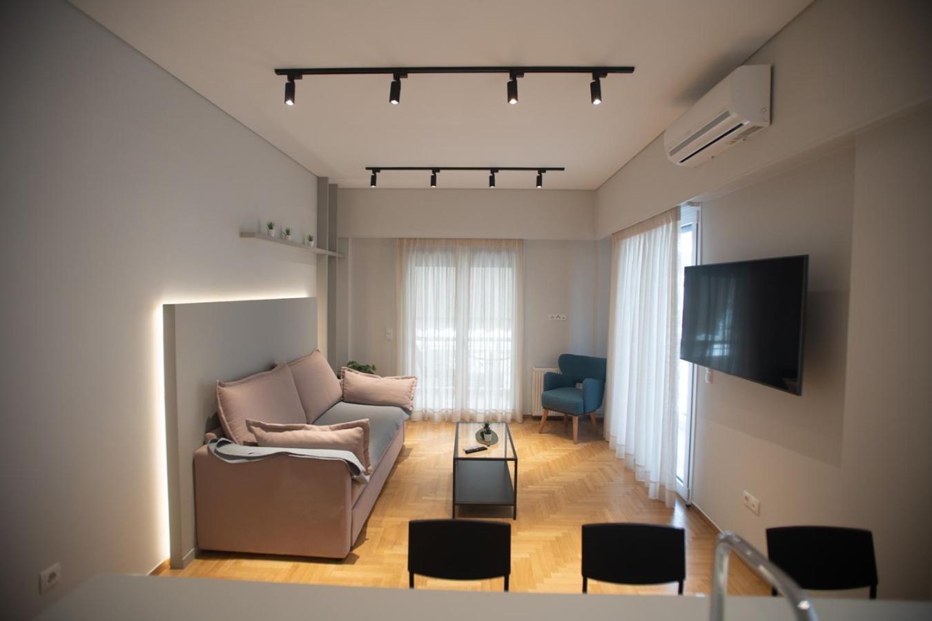 One-Bedroom Apartment photo 1