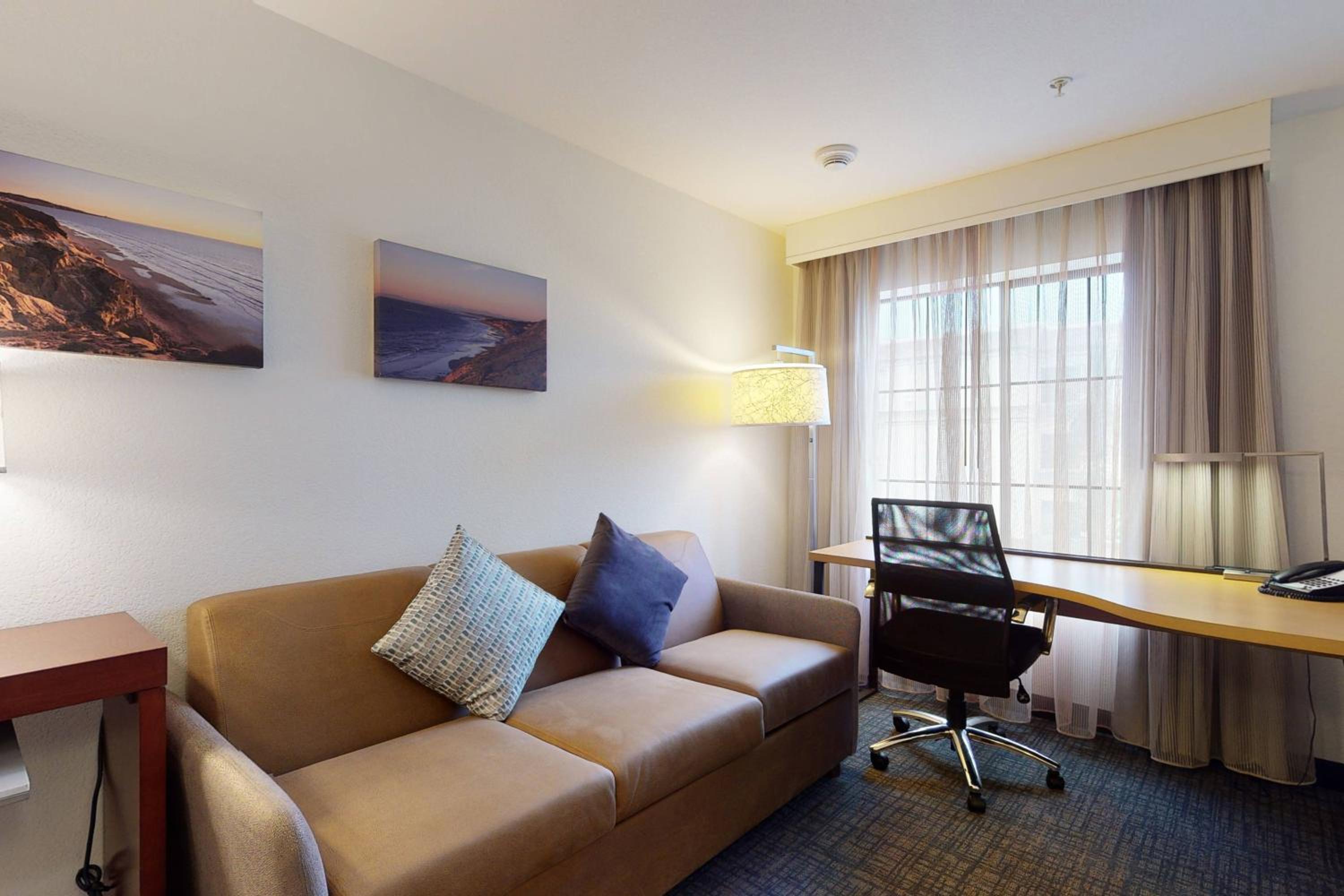 King Studio with Sofa Bed and Adapted Tub - Mobility Accessible