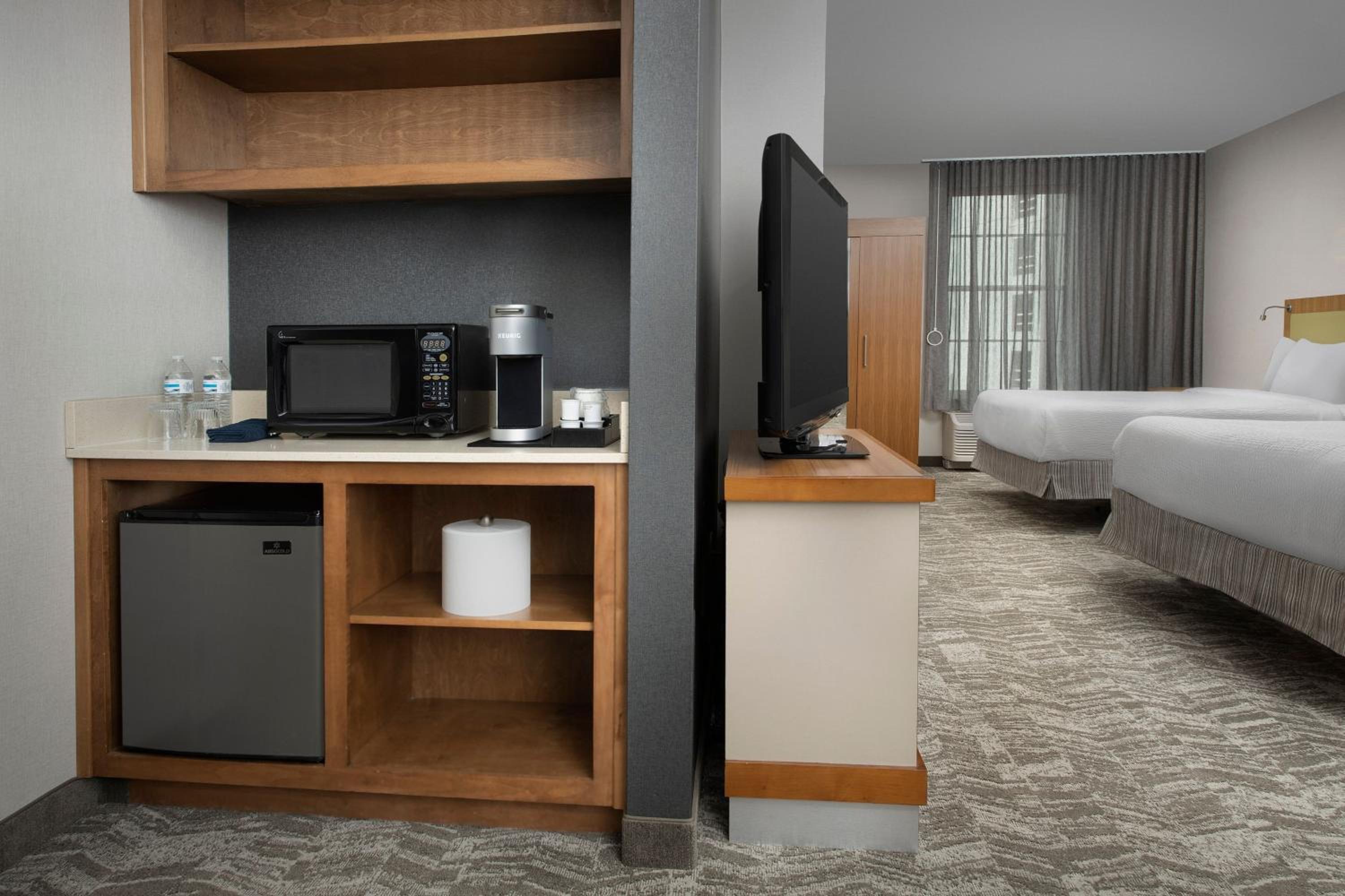 Studio with Two Queen Beds and Trundle Bed