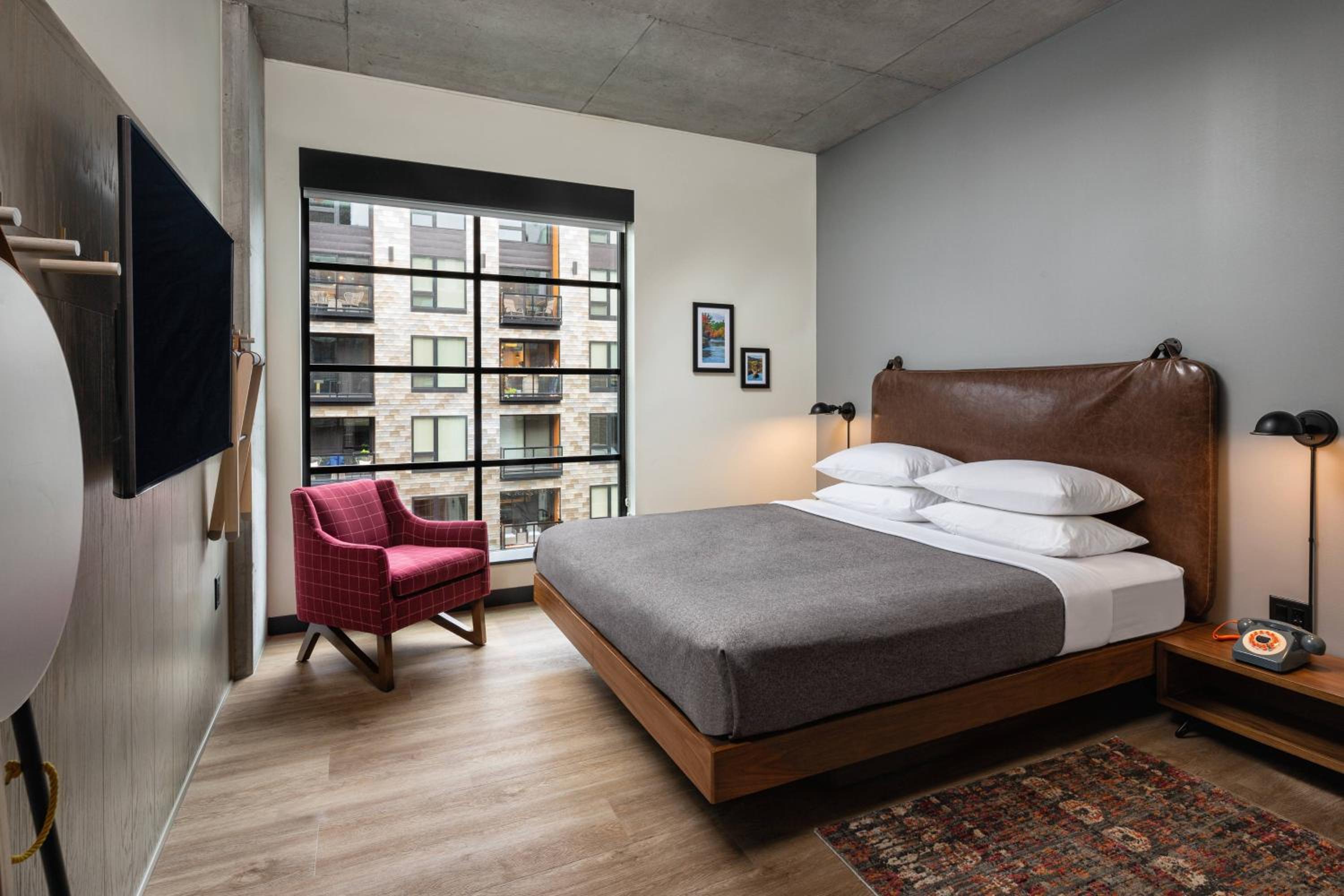 Guest room, 1 King, City view - Photo 1