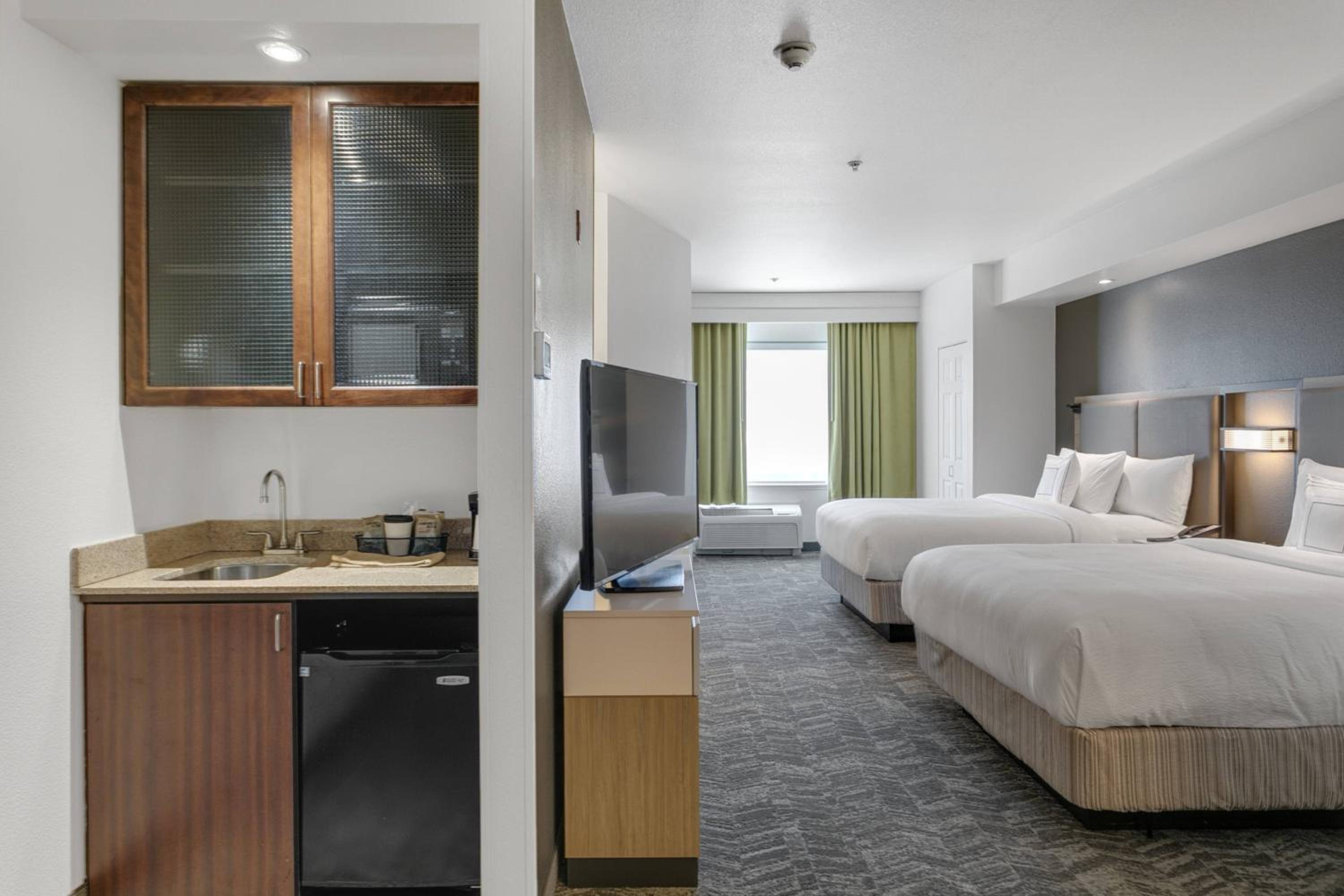 Suite with Two Queen Beds and Adapted Tub - Mobility and Hearing Accessible photo 1