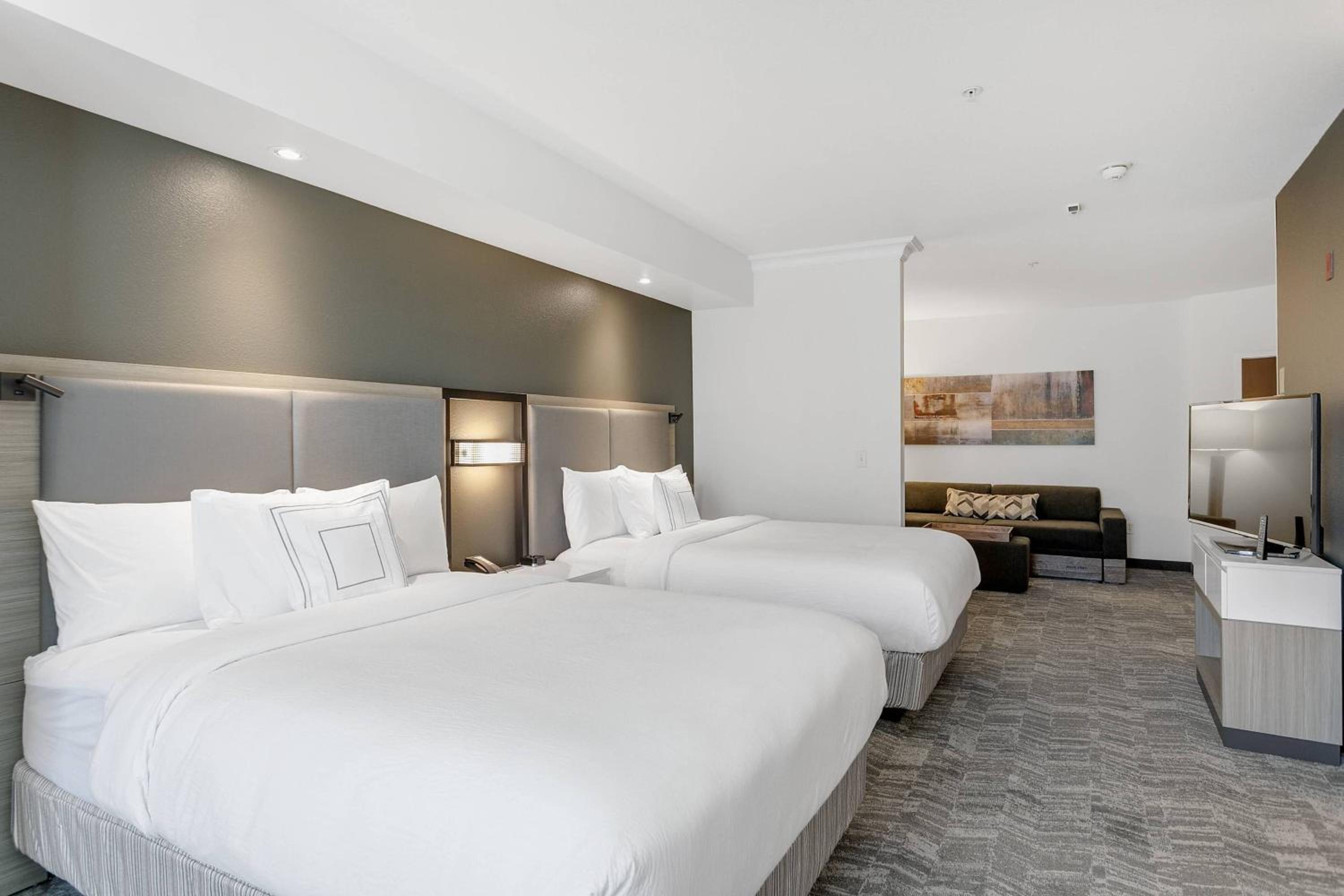 Suite with Two Queen Beds and Adapted Tub - Mobility and Hearing Accessible photo 2