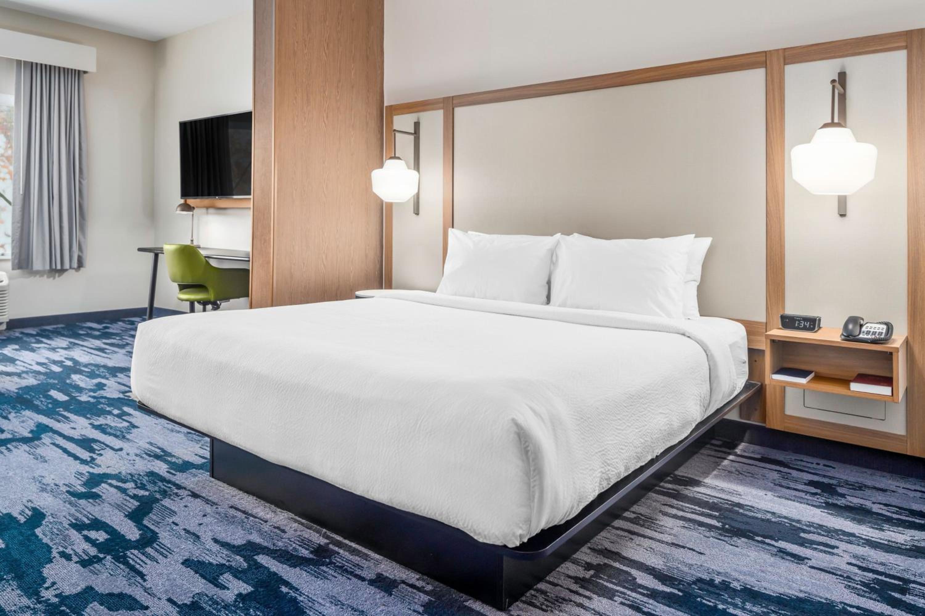 Executive King Suite with Sofa Bed - Photo 2