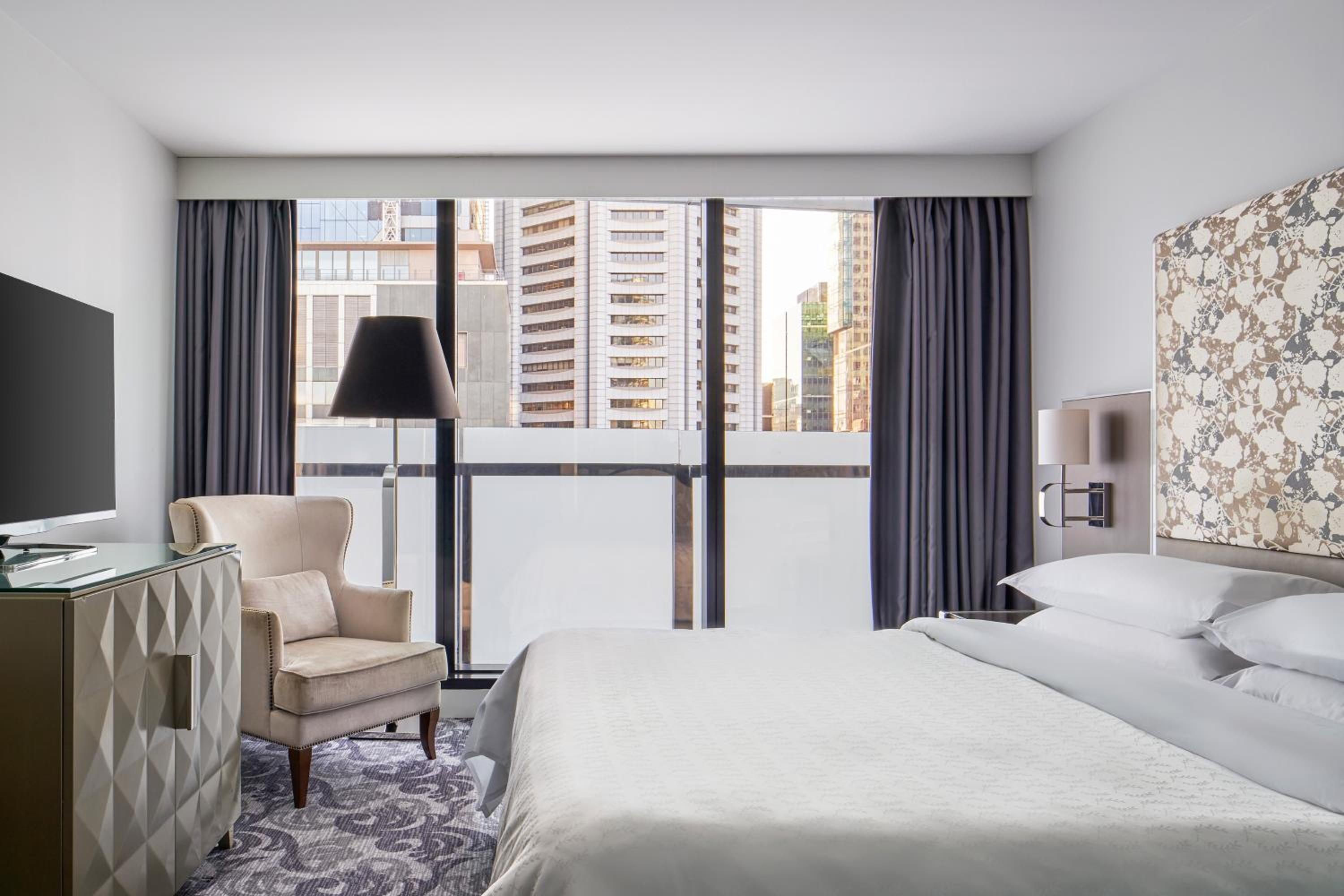 Deluxe Larger King Room with City View