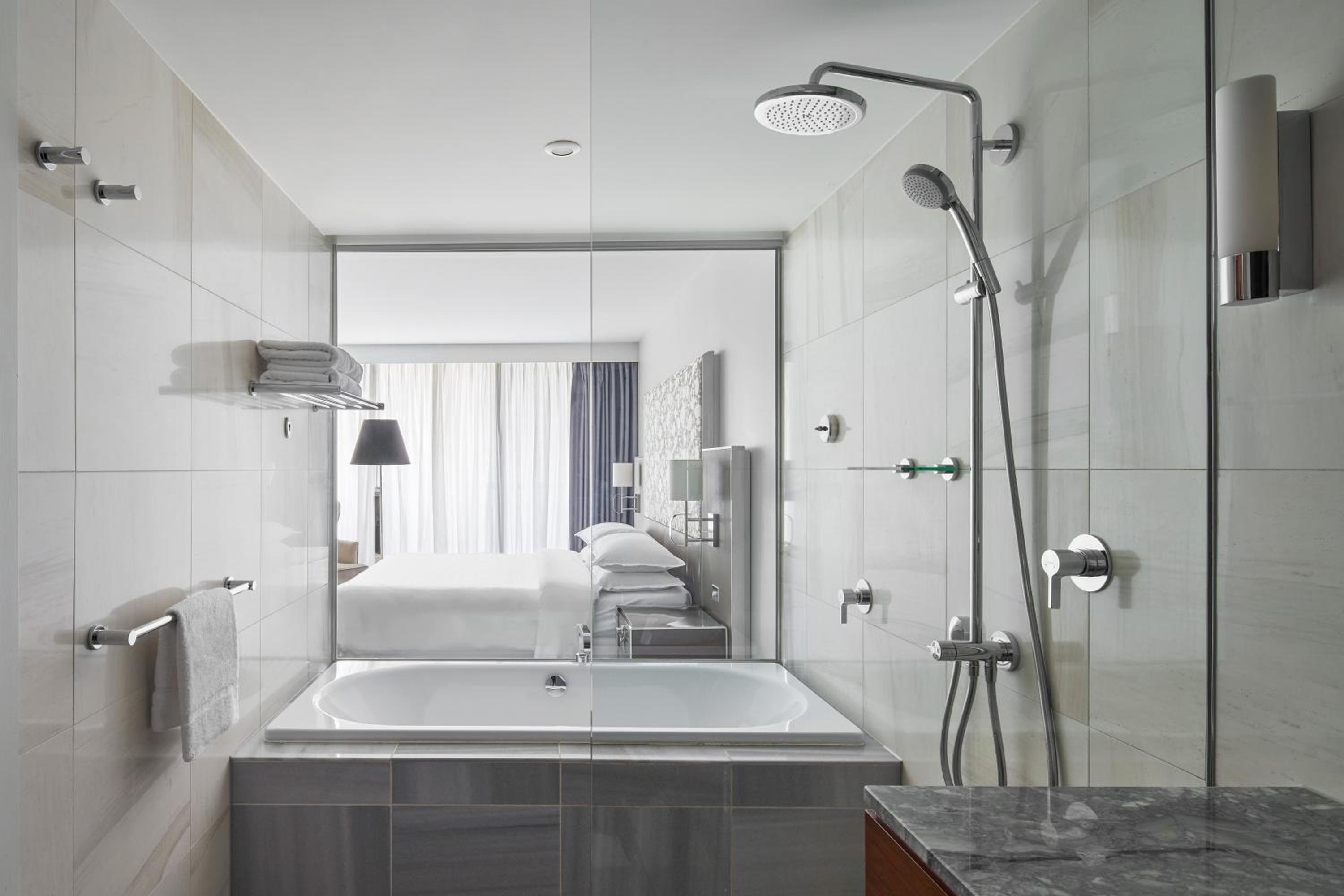 Grand Deluxe Larger King Room with Garden View - High Floor thumbnail 6