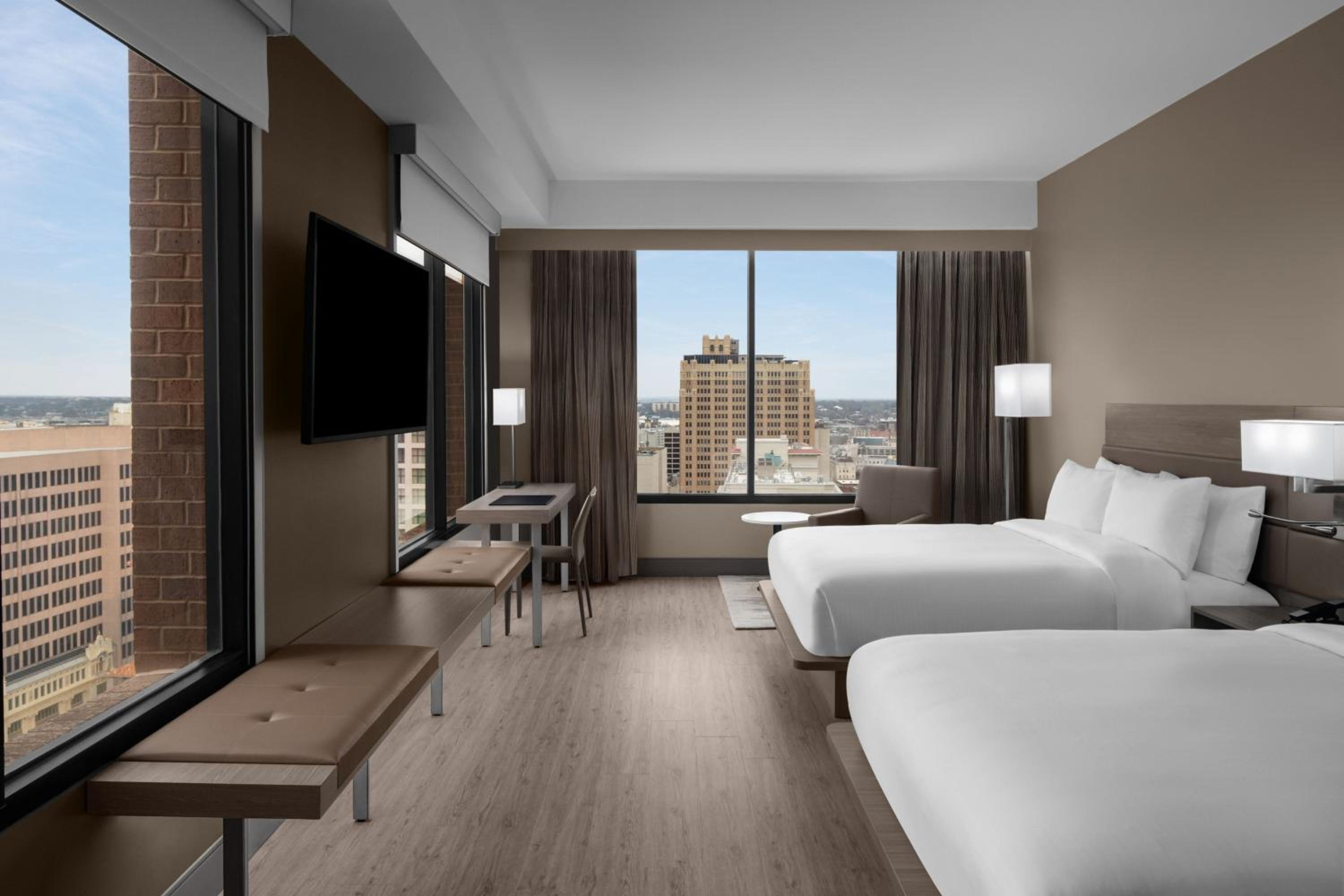 King Room with City View and Adapted Tub - Mobility Accessible
