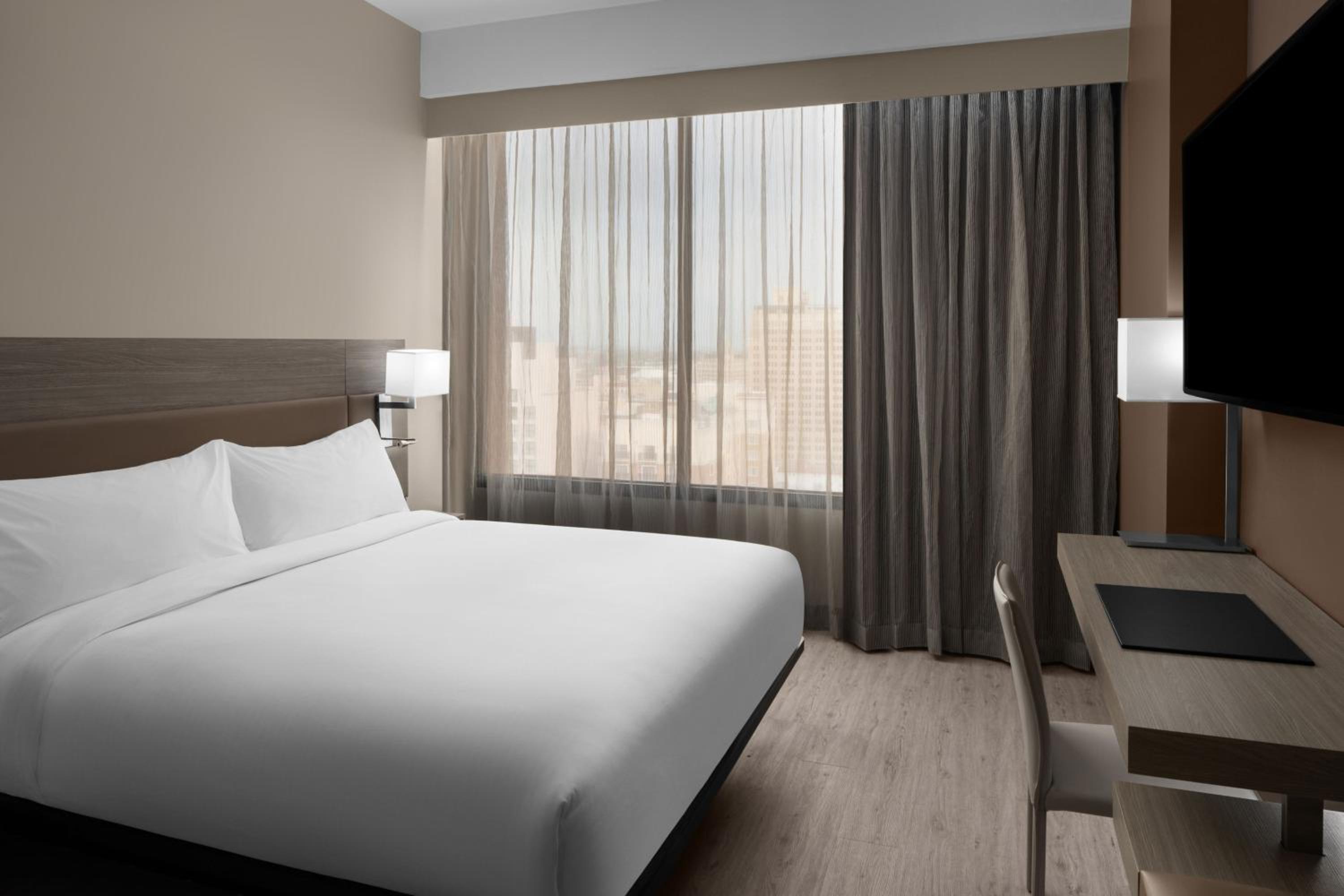 King Room with City View - Photo 4