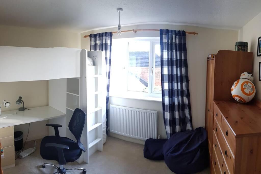 Five-Bedroom House photo 2