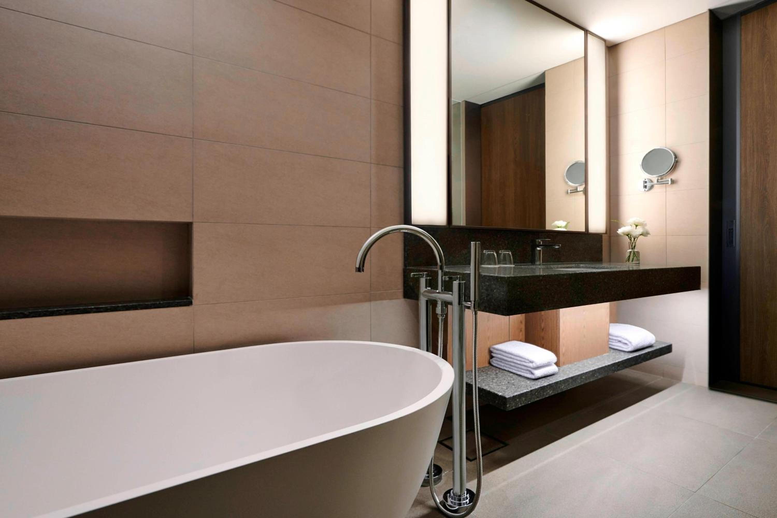 Courtyard Suite, 1 Bedroom Suite, 1 King, Botanic Park view photo 3