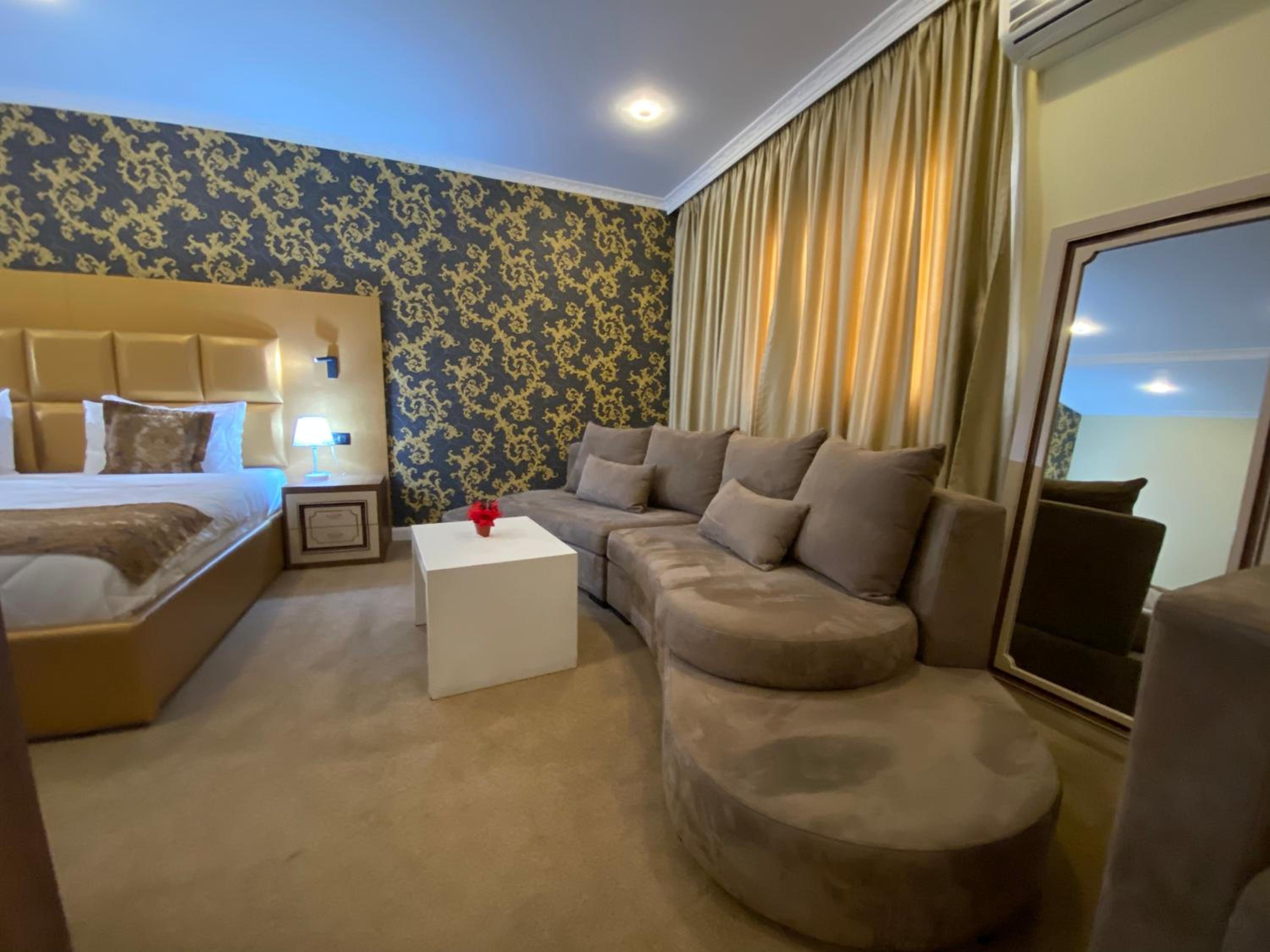 Deluxe Suite with Spa Bath