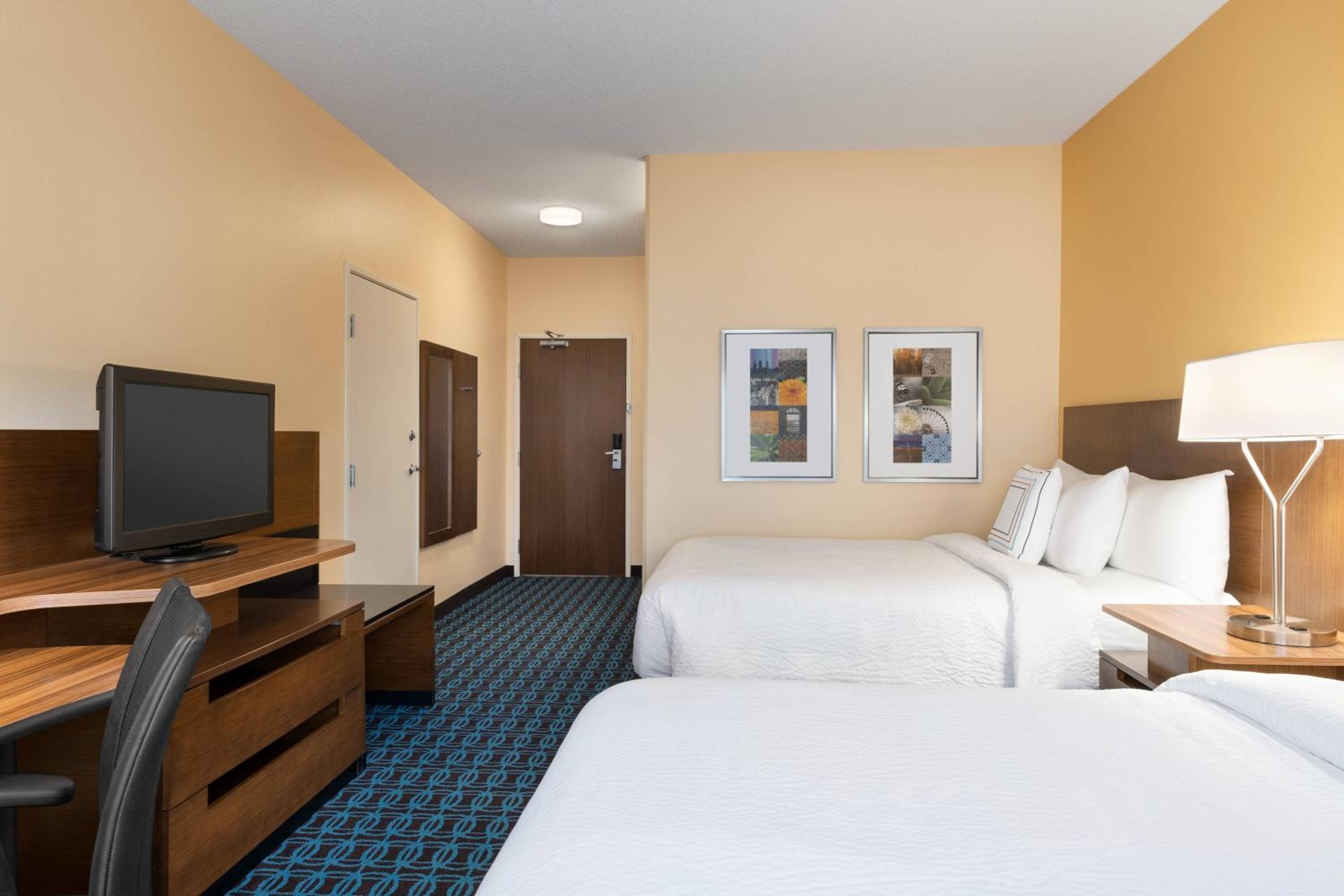 Queen Room with Two Queen Beds - Non-Smoking - Photo 3