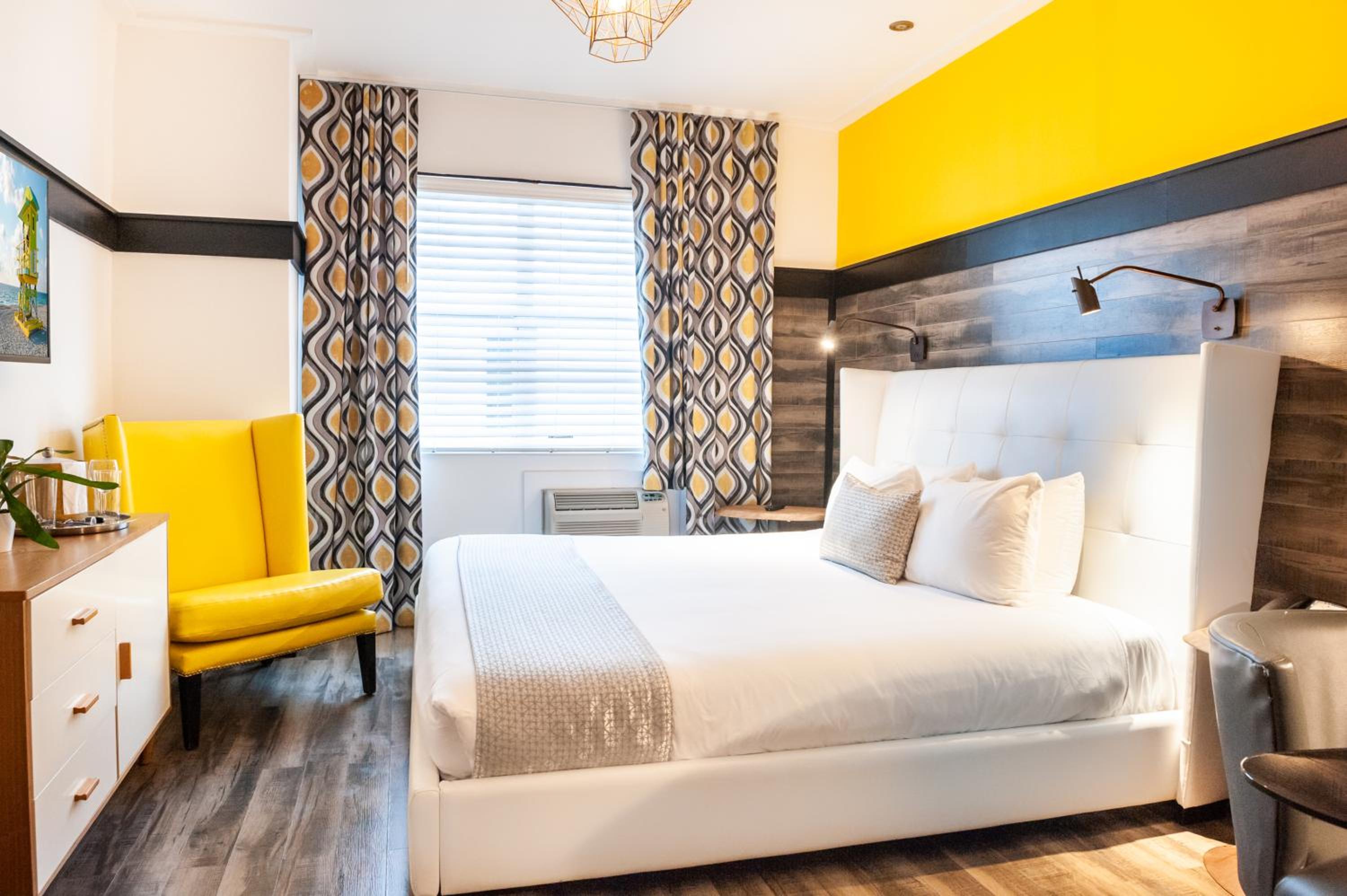 King Bedroom - Photo 2