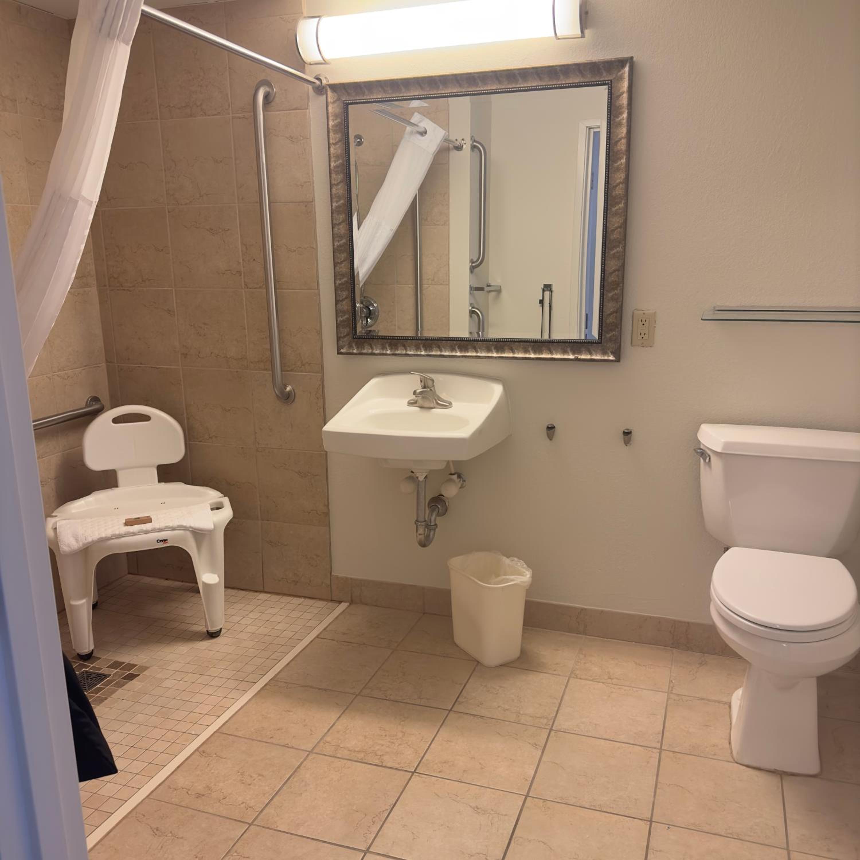 Queen Room with Two Queen Beds - Disability Access photo 3