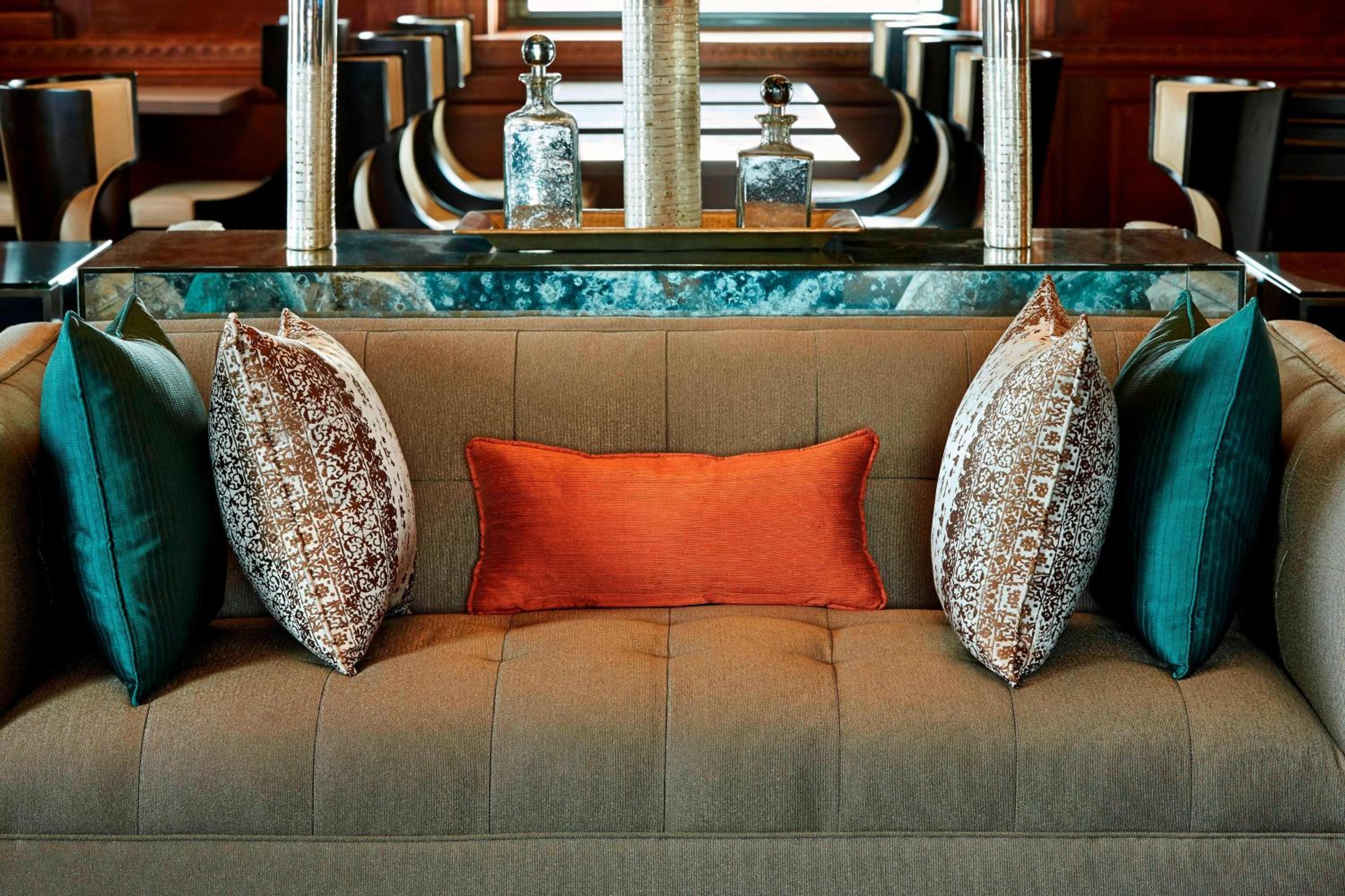 Club lounge access, Guest room, 1 King Bed, City view - Photo 2