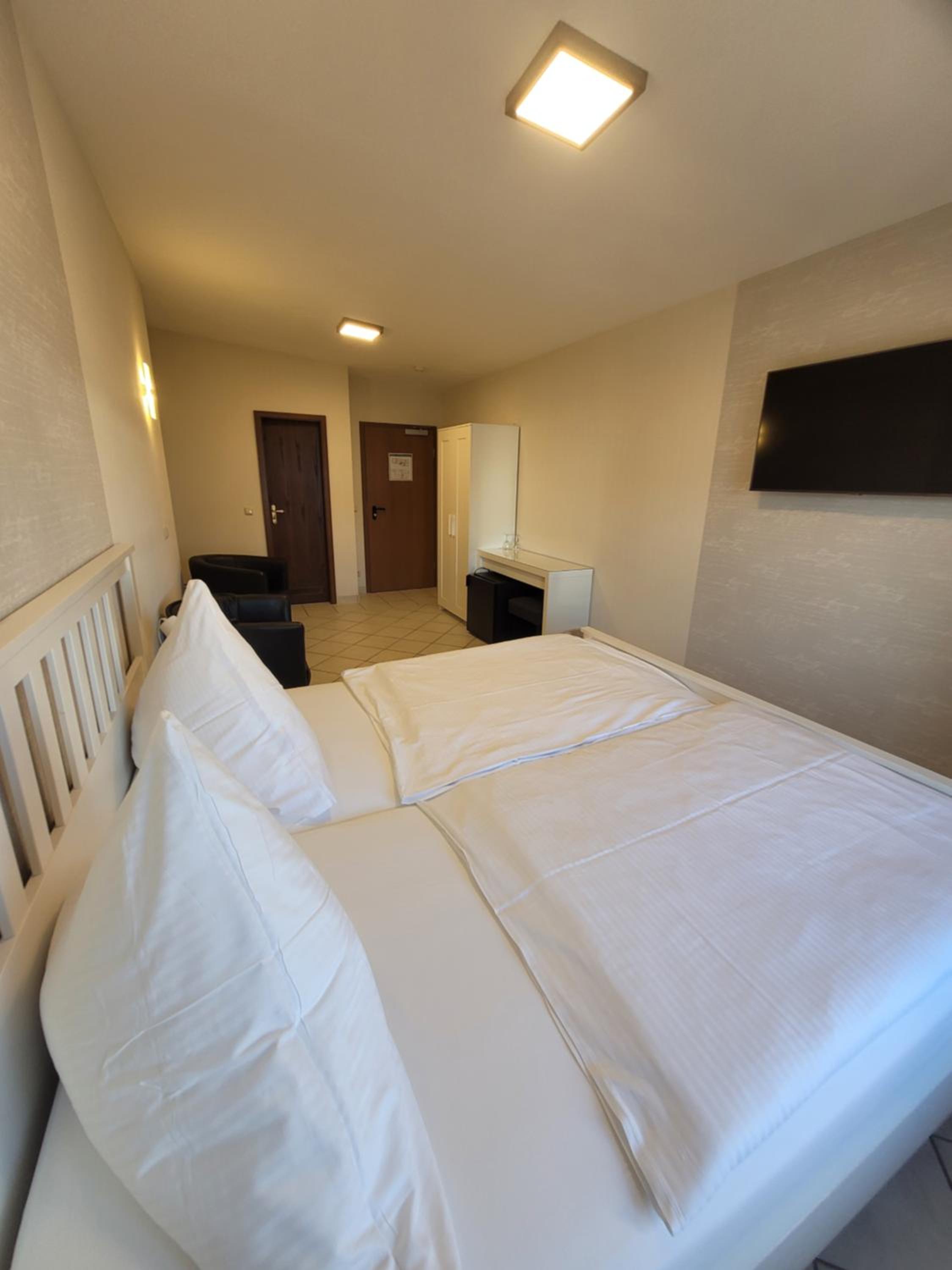 Double or Twin Room - Photo 12