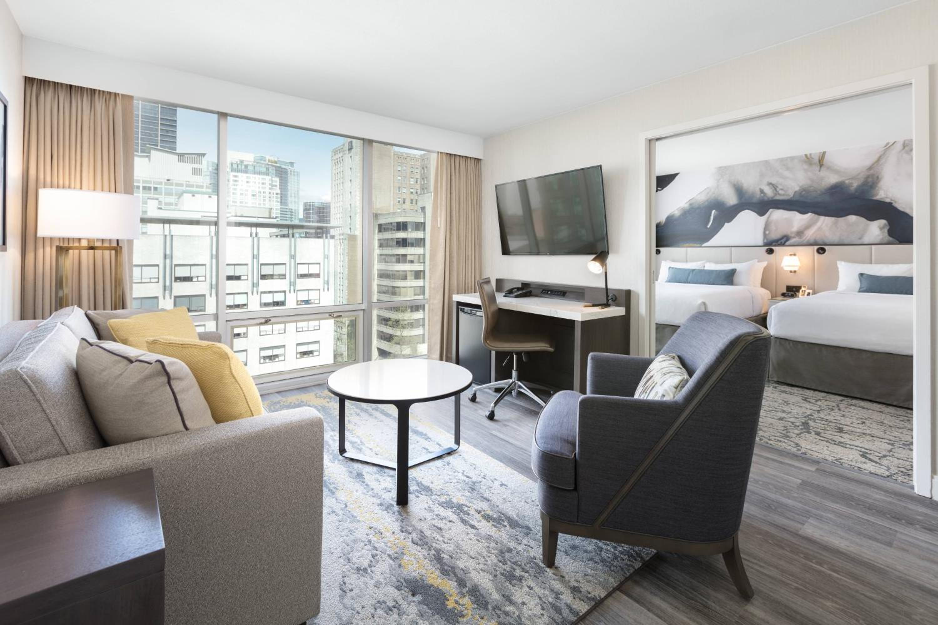 Suite, 2 Queen, Sofa bed