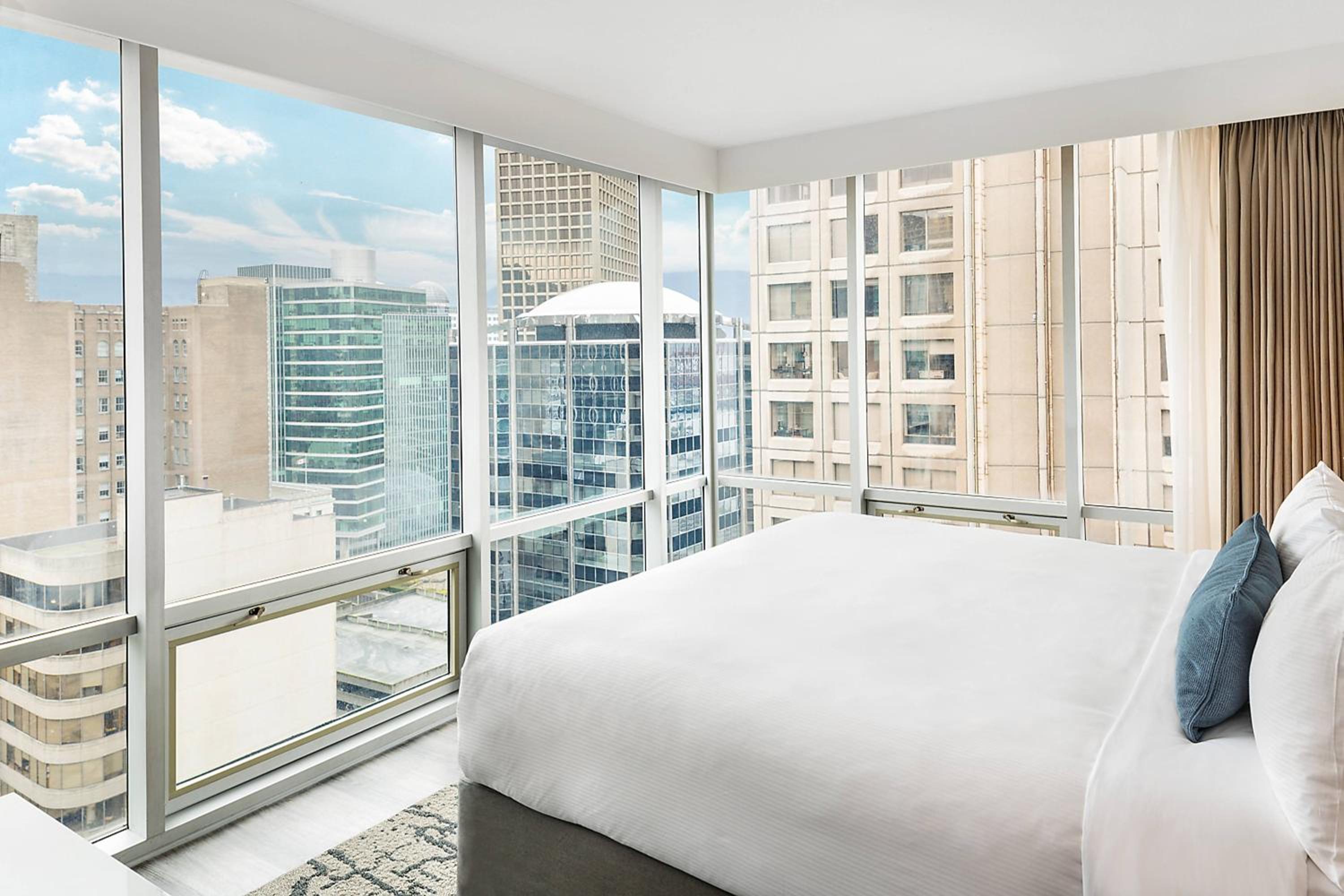 Deluxe Corner View, Suite, 1 King, Sofa bed, City view