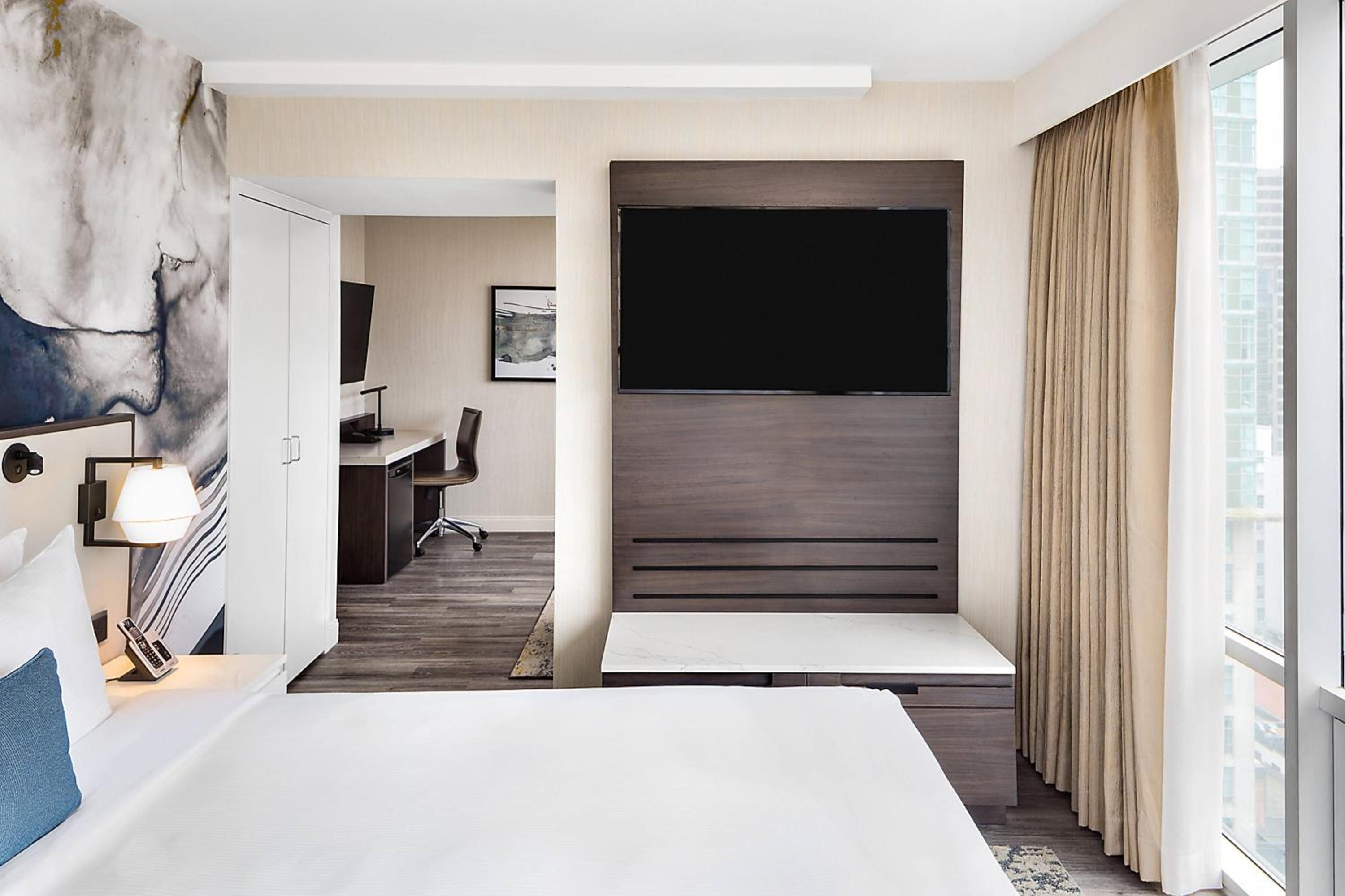 Deluxe Corner View, Suite, 1 King, Sofa bed, City view