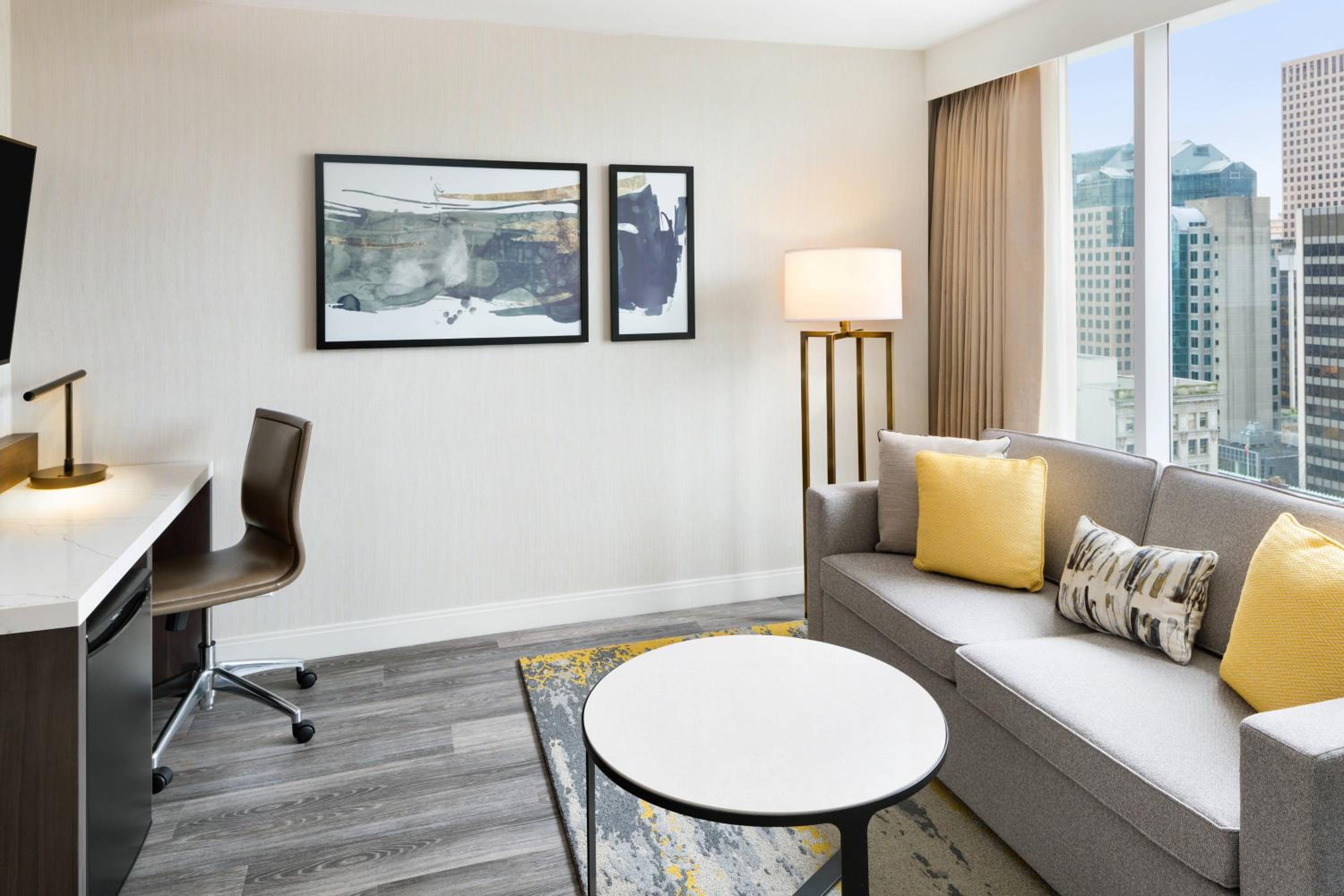 Deluxe Corner View, Suite, 1 King, Sofa bed, City view thumbnail 6