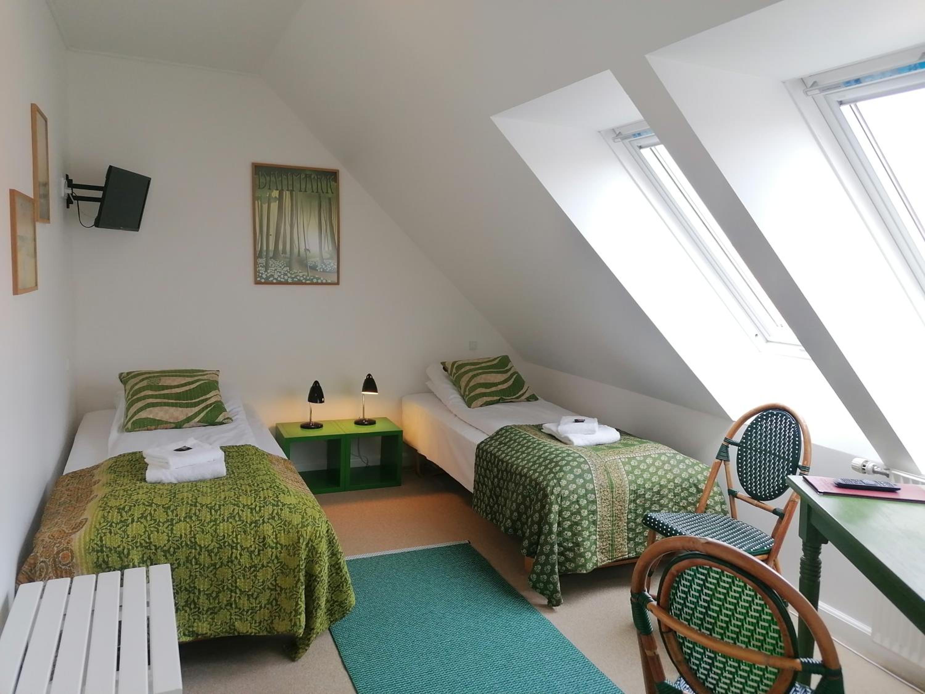 Twin Room with Private Bathroom photo 2