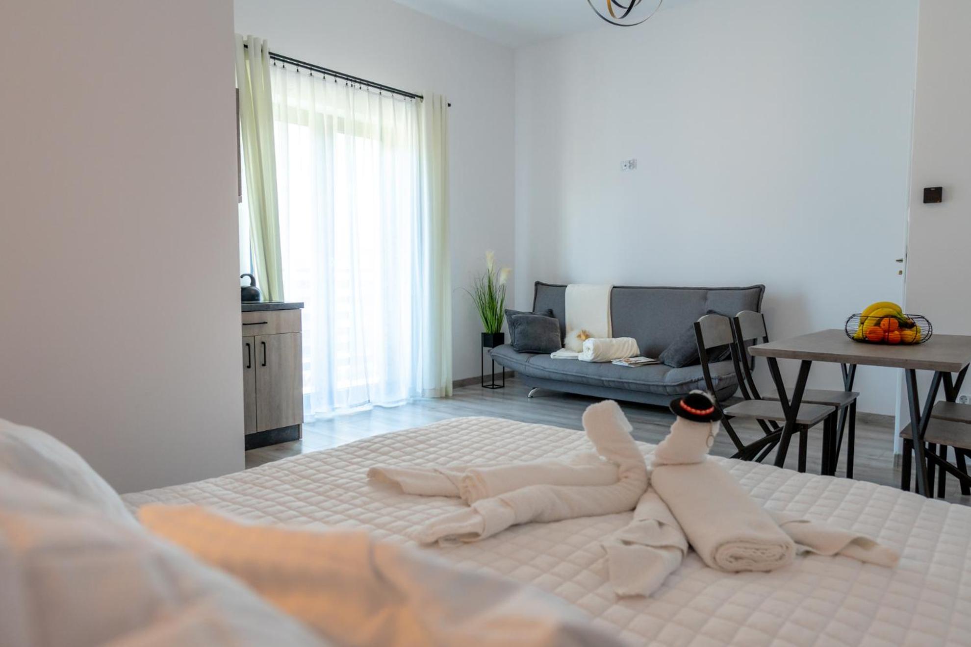 Apartment with Balcony - Photo 2