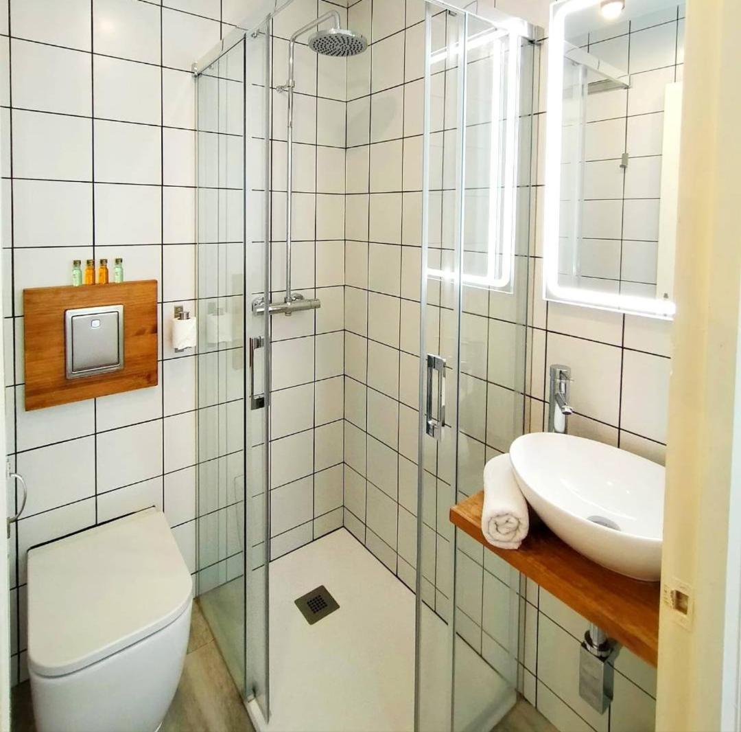 Standard Double or Twin Room with City View - Photo 7