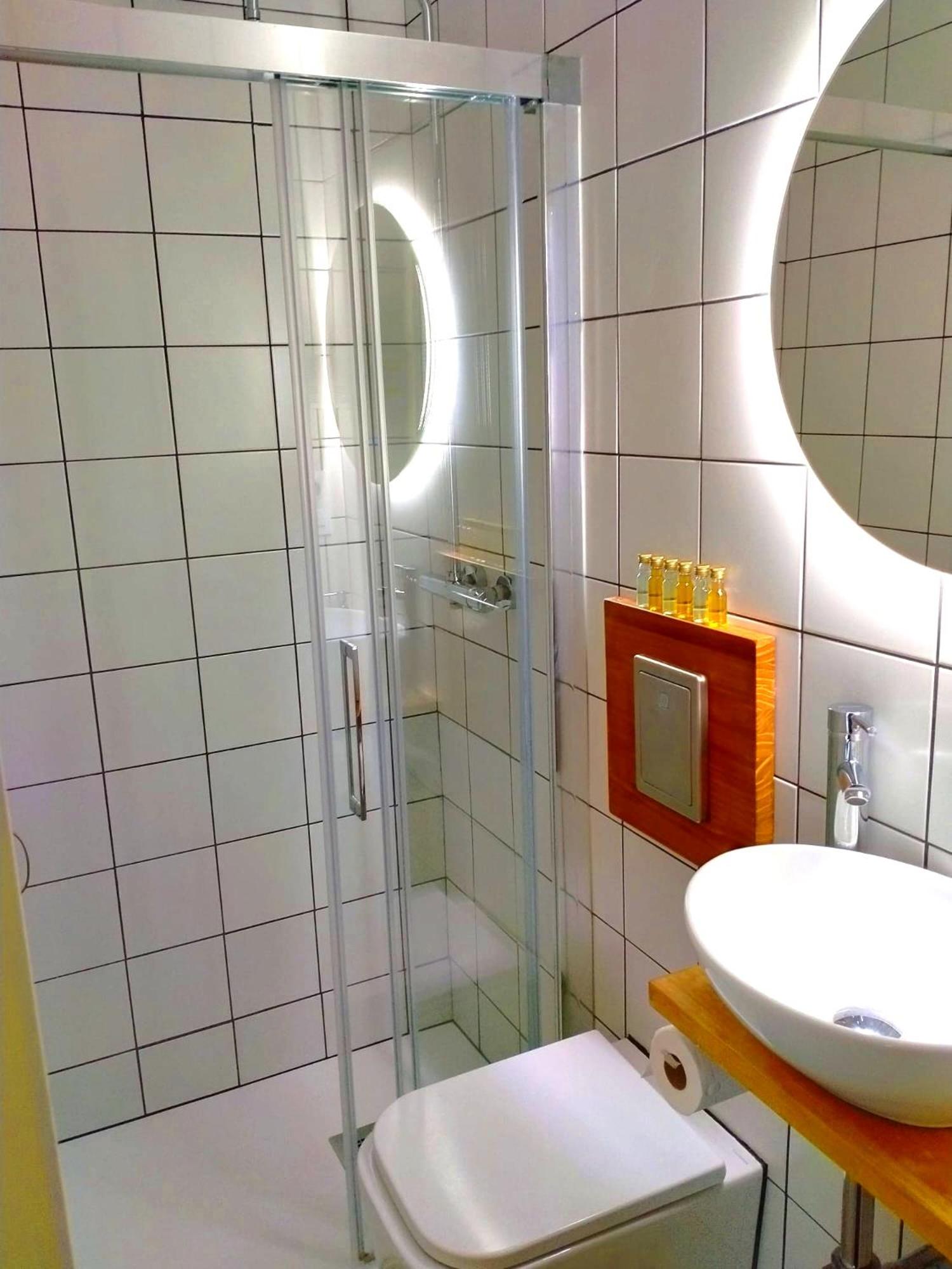 Standard Double or Twin Room with City View - Photo 3