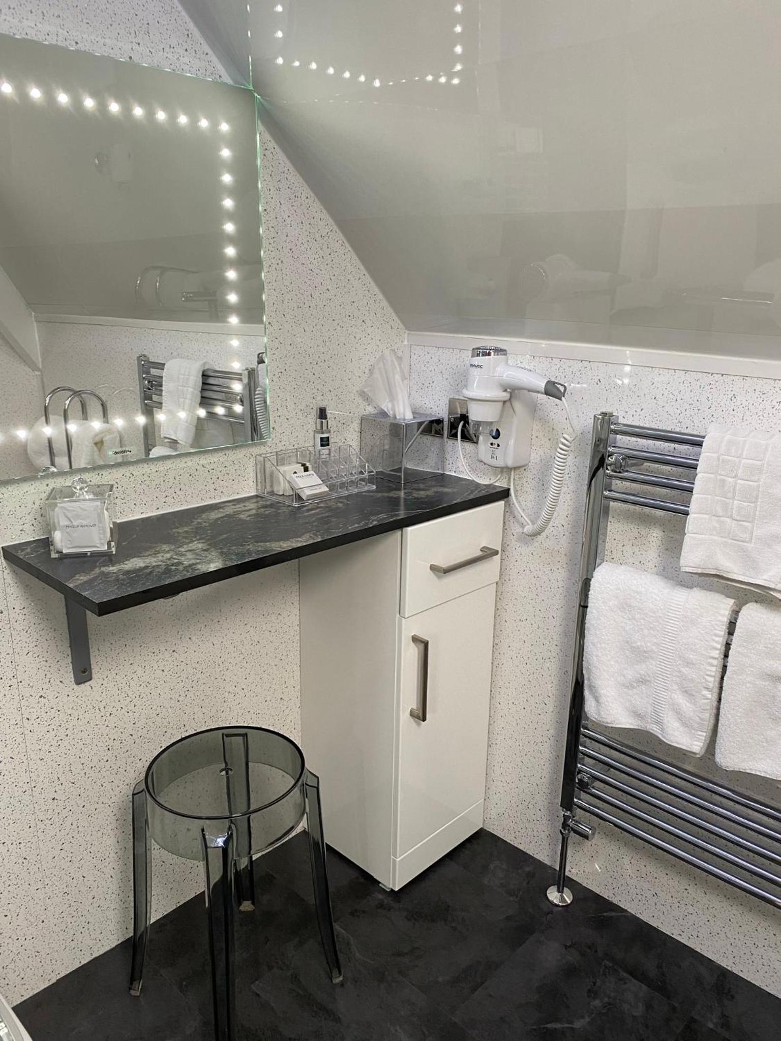 Double Room with Ensuite - Photo 28