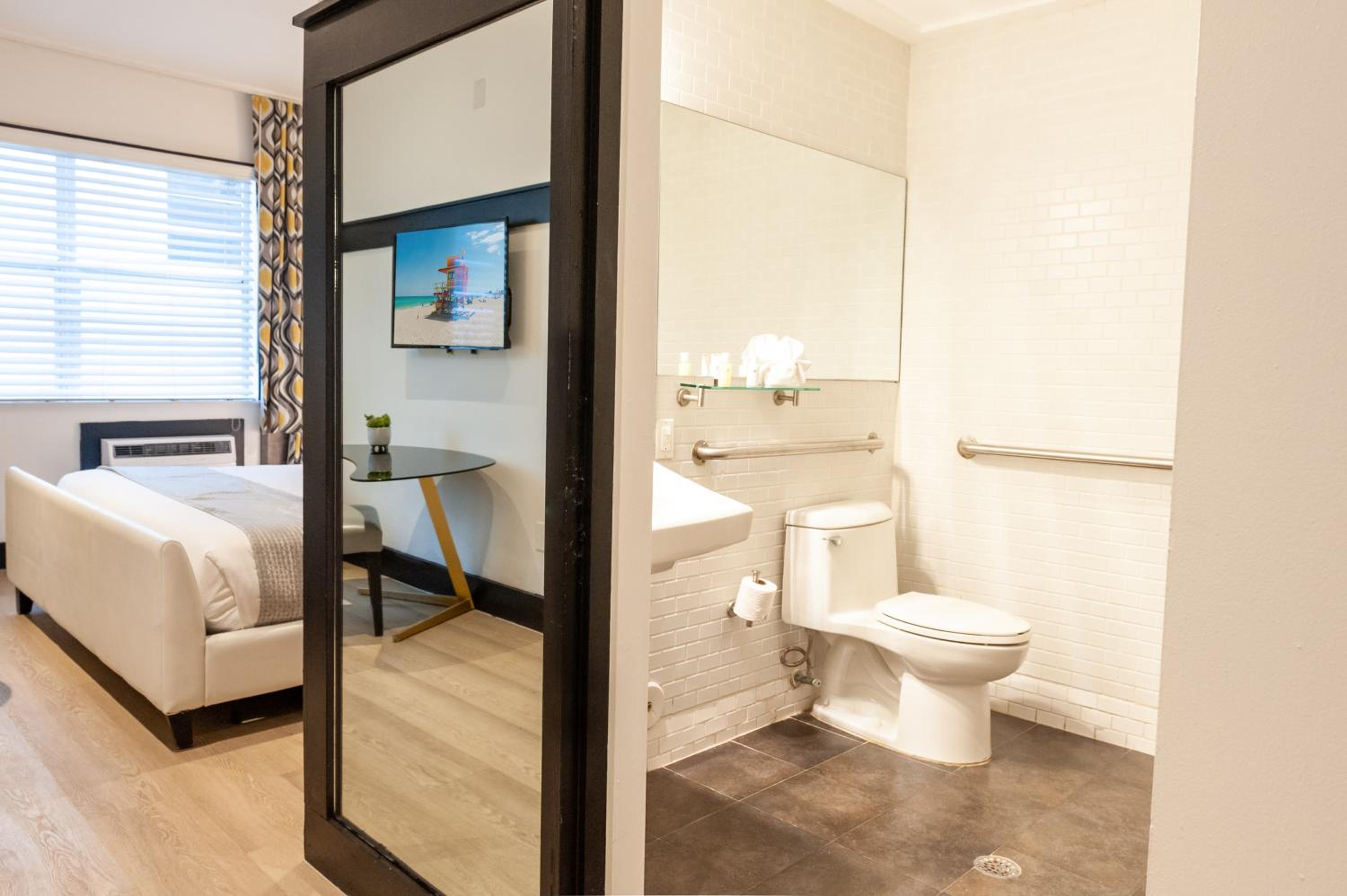 Accessible Queen Bedroom - Photo 18