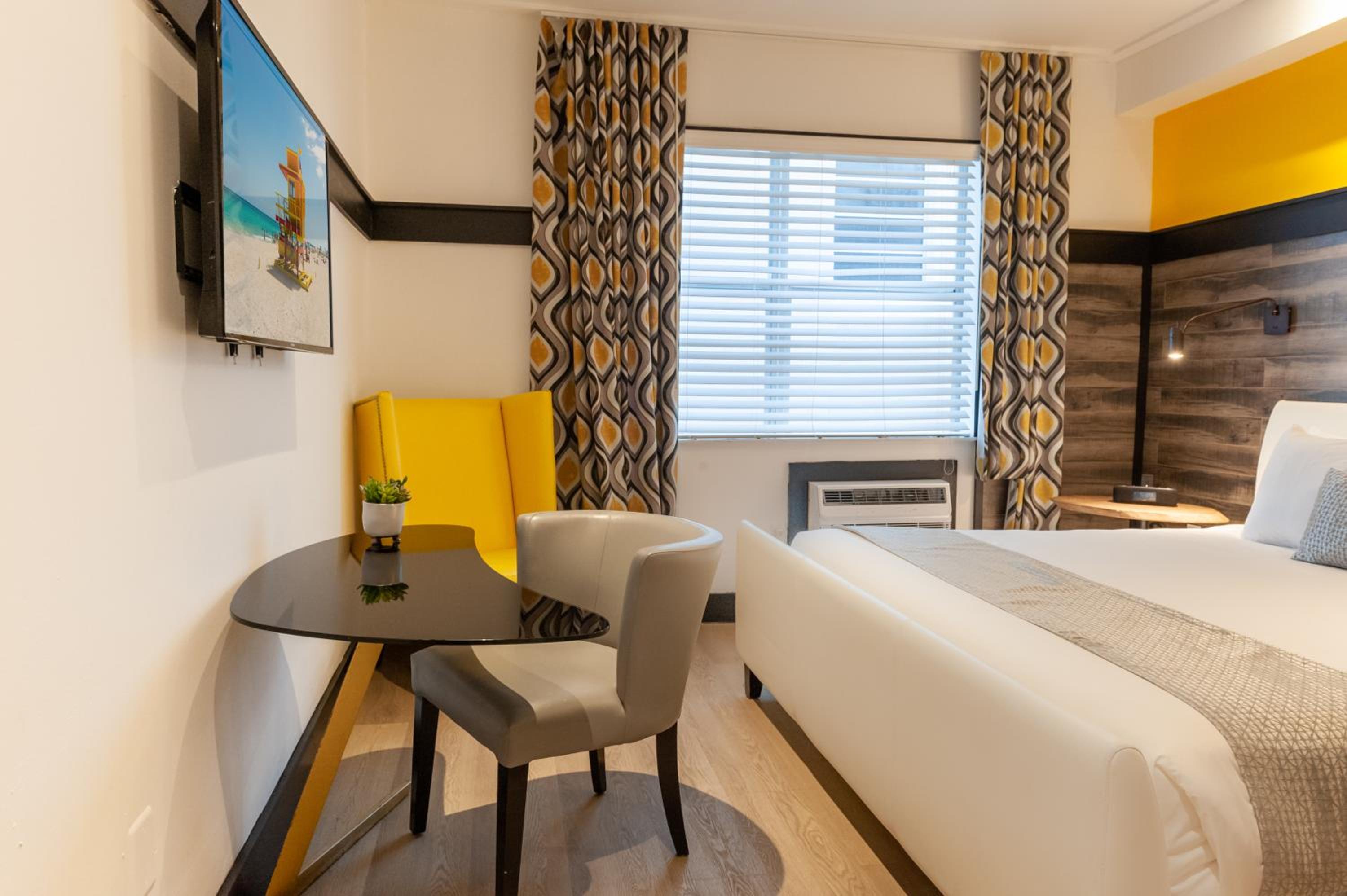 Accessible Queen Bedroom - Photo 2
