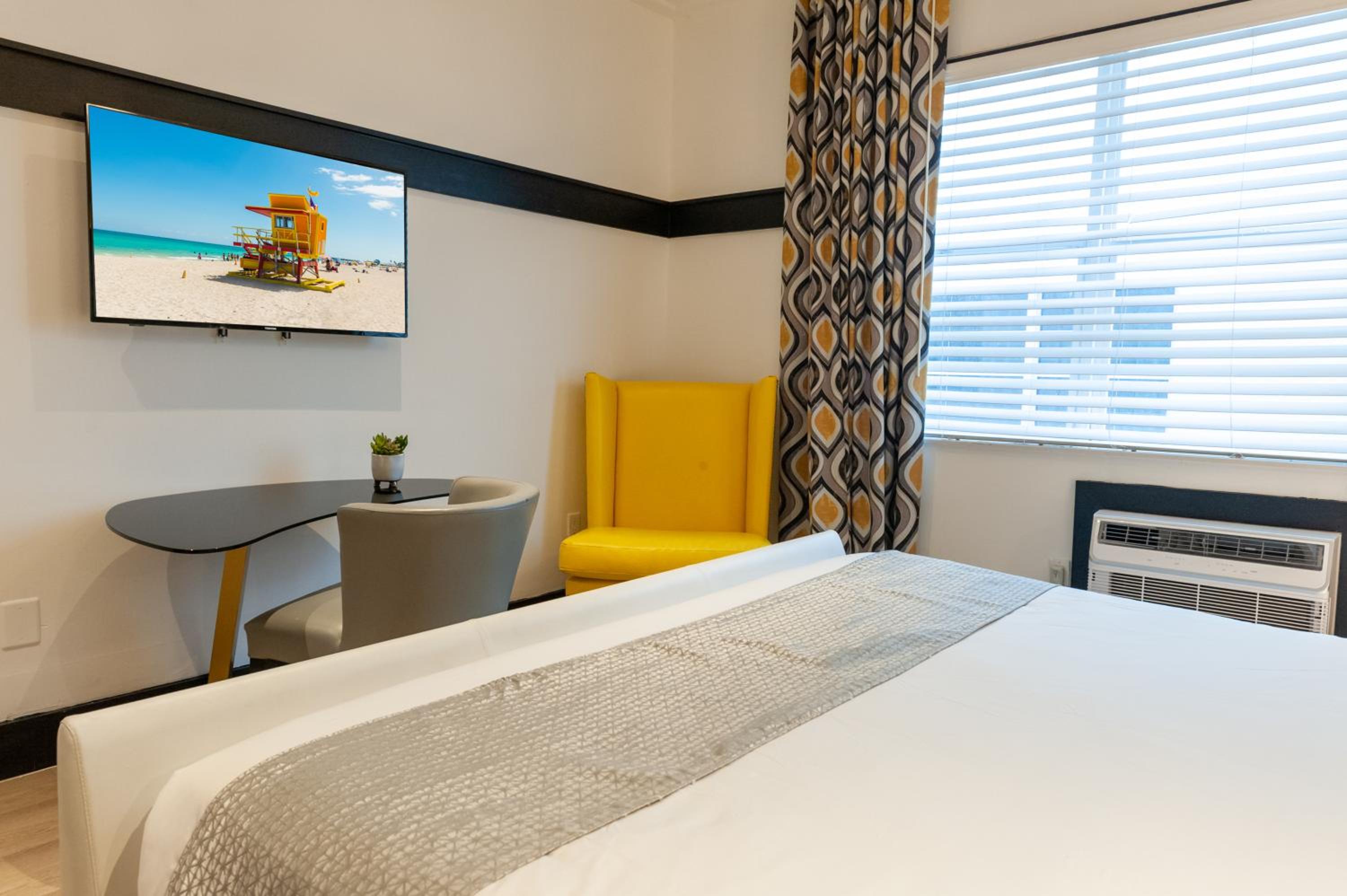 Accessible Queen Bedroom - Photo 4