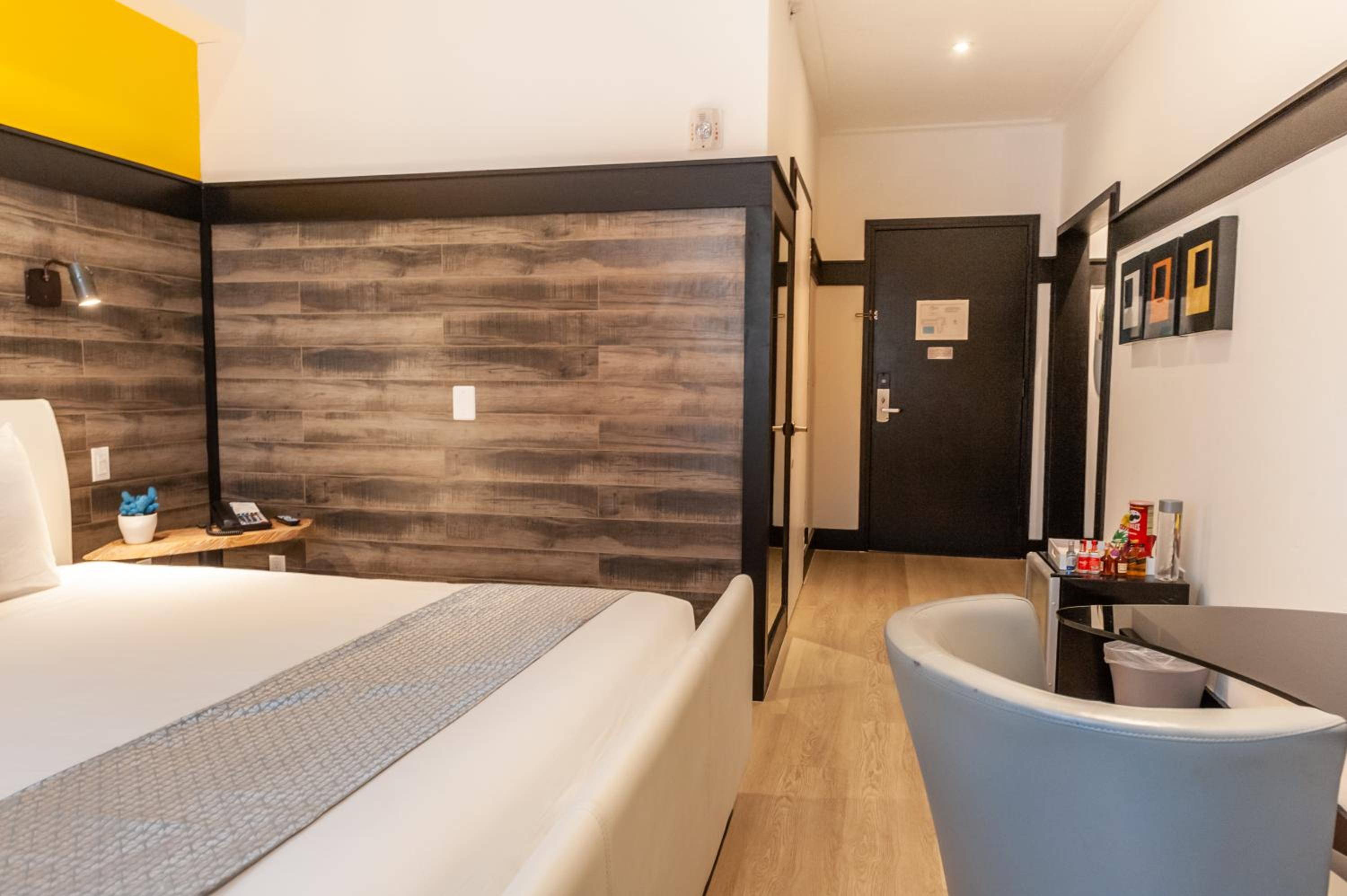 Accessible Queen Bedroom - Photo 3