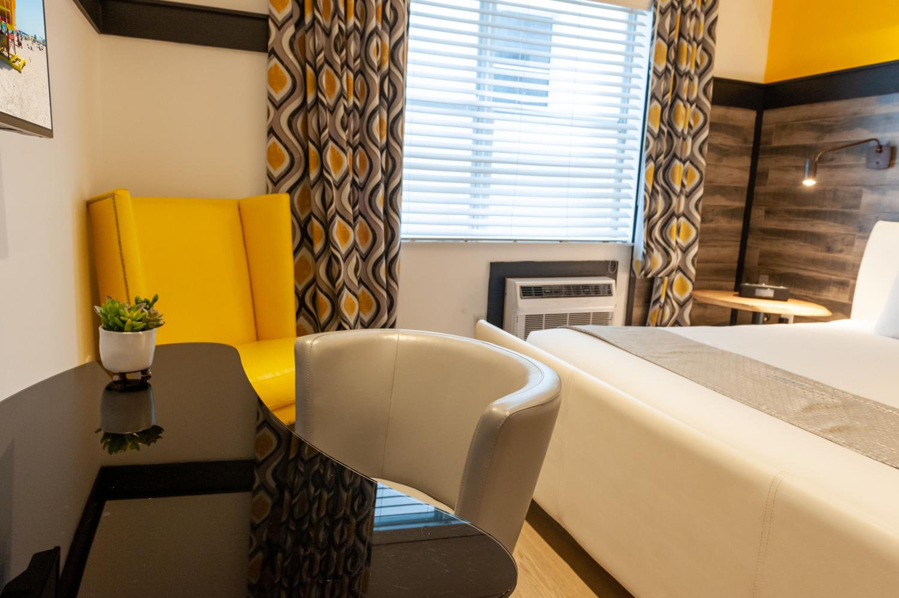 Accessible Queen Bedroom - Photo 15