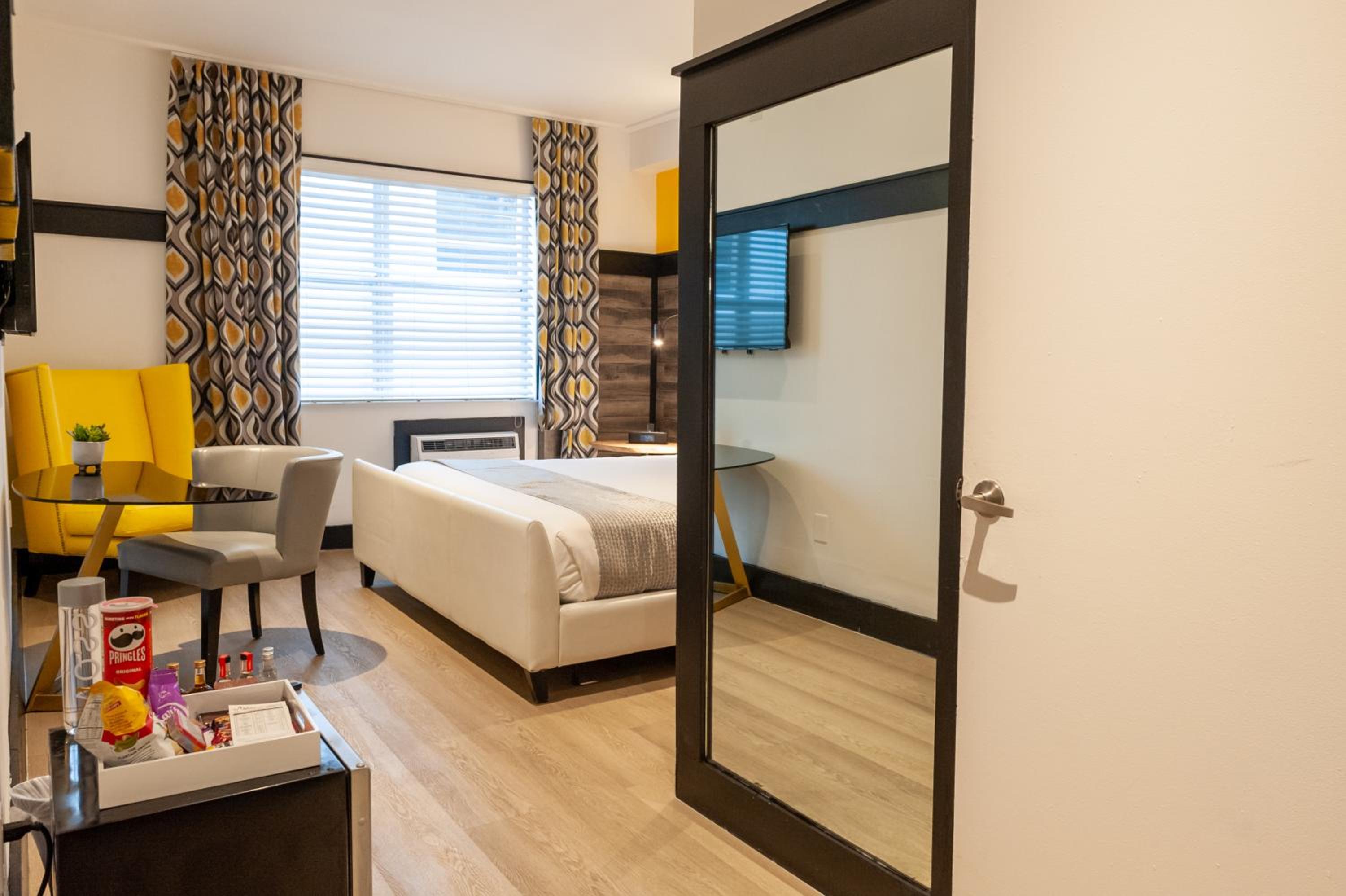 Accessible Queen Bedroom - Photo 14