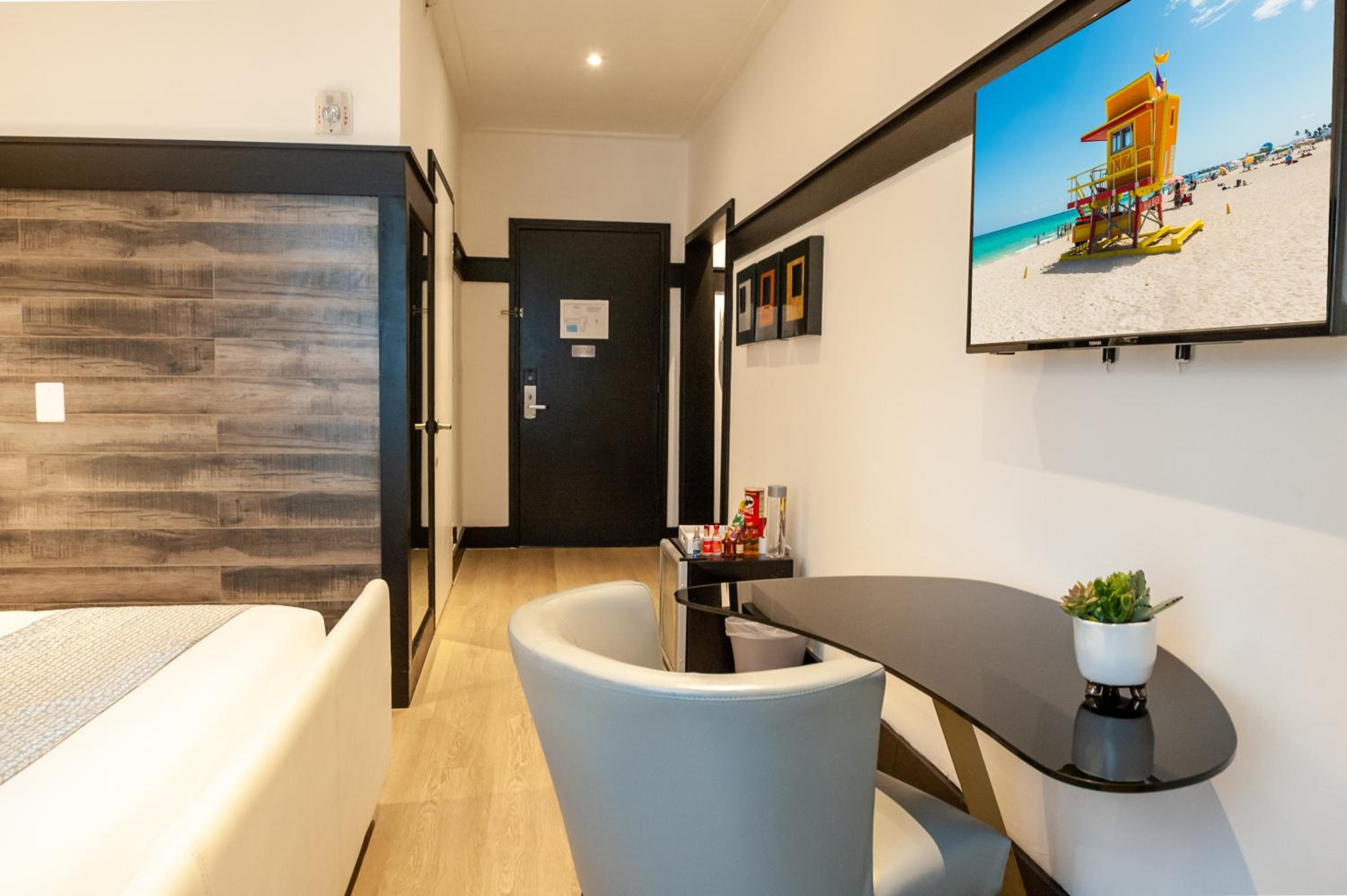 Accessible Queen Bedroom - Photo 13