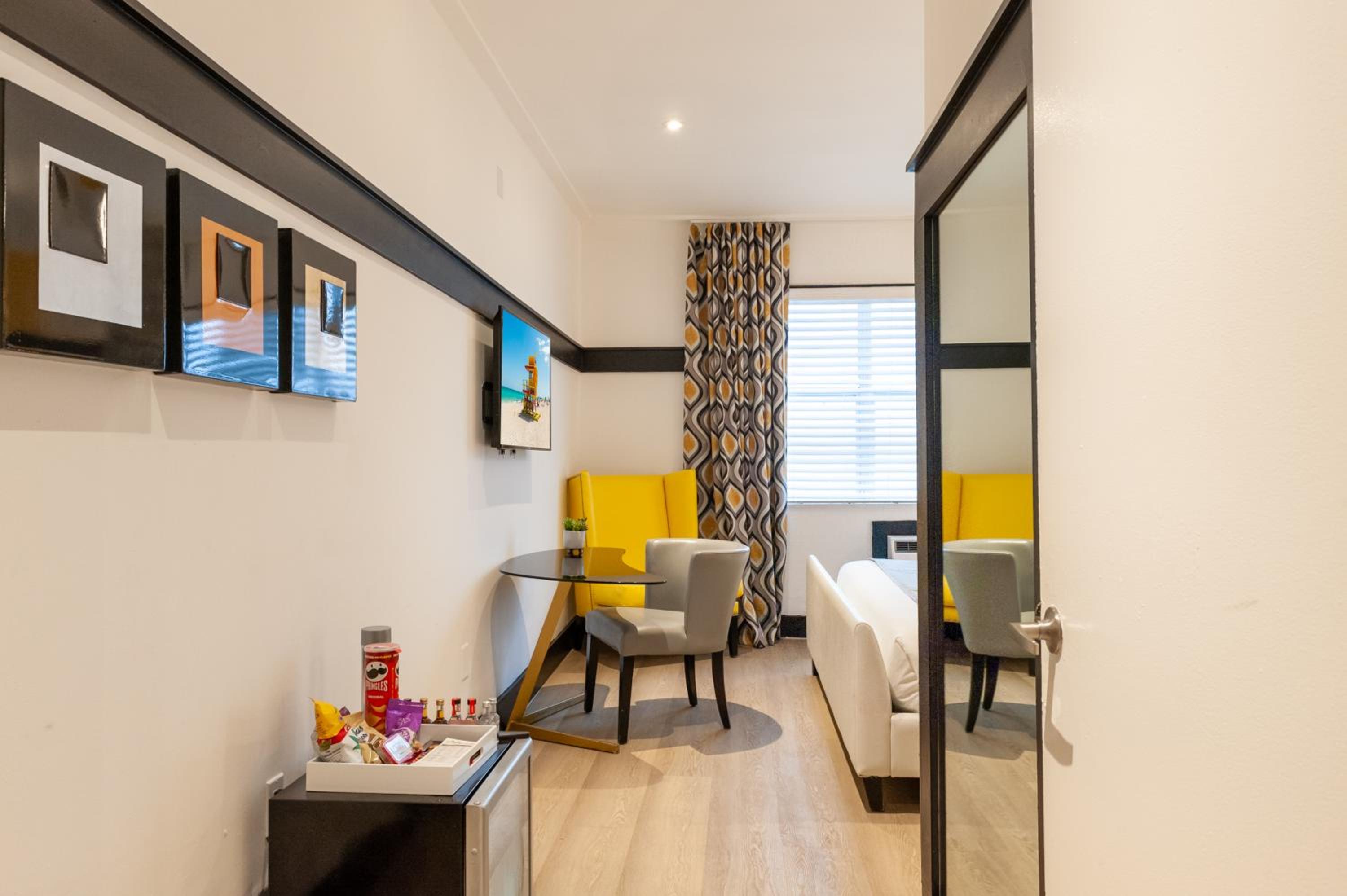 Accessible Queen Bedroom - Photo 12