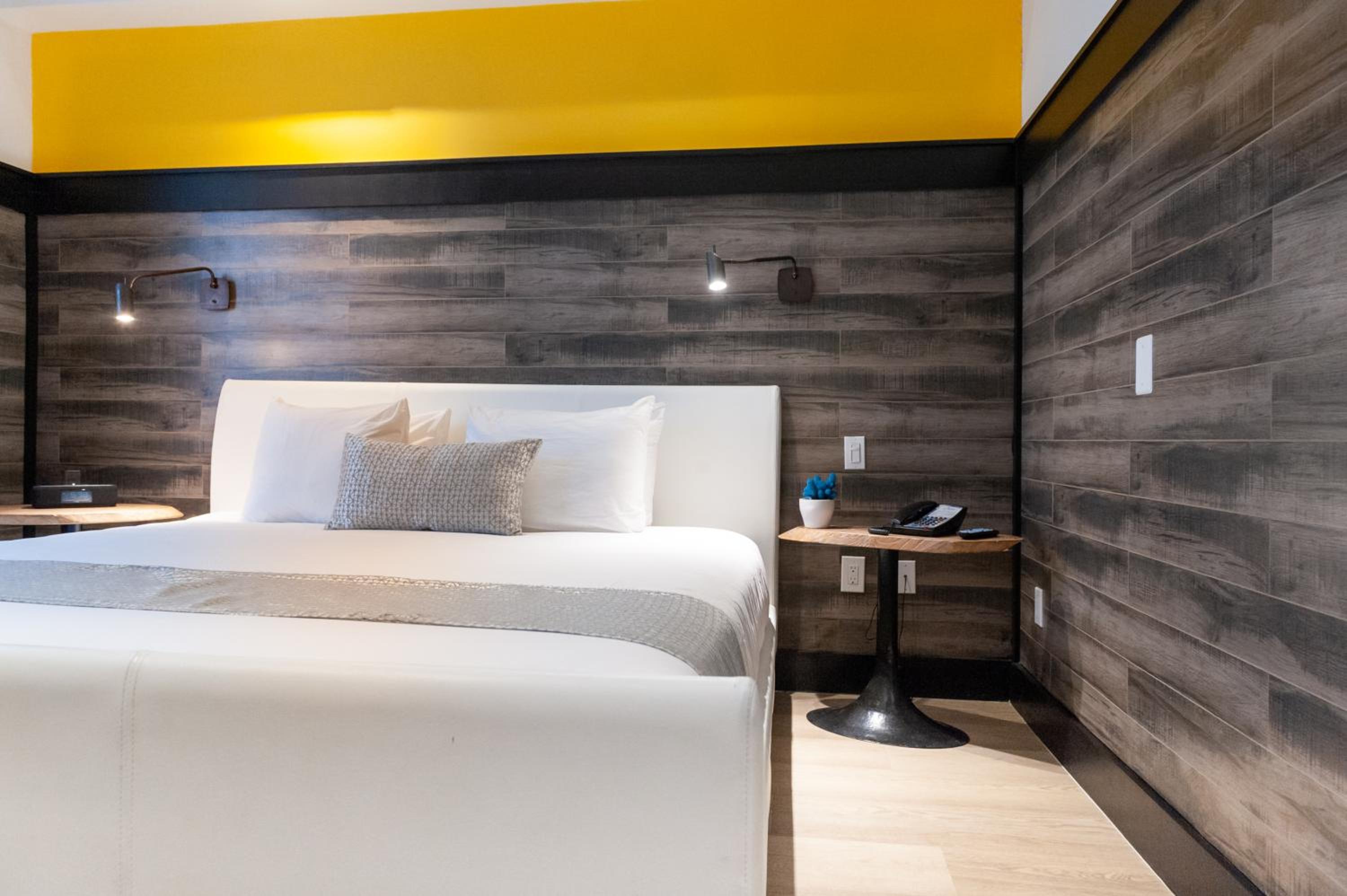 Accessible Queen Bedroom - Photo 11