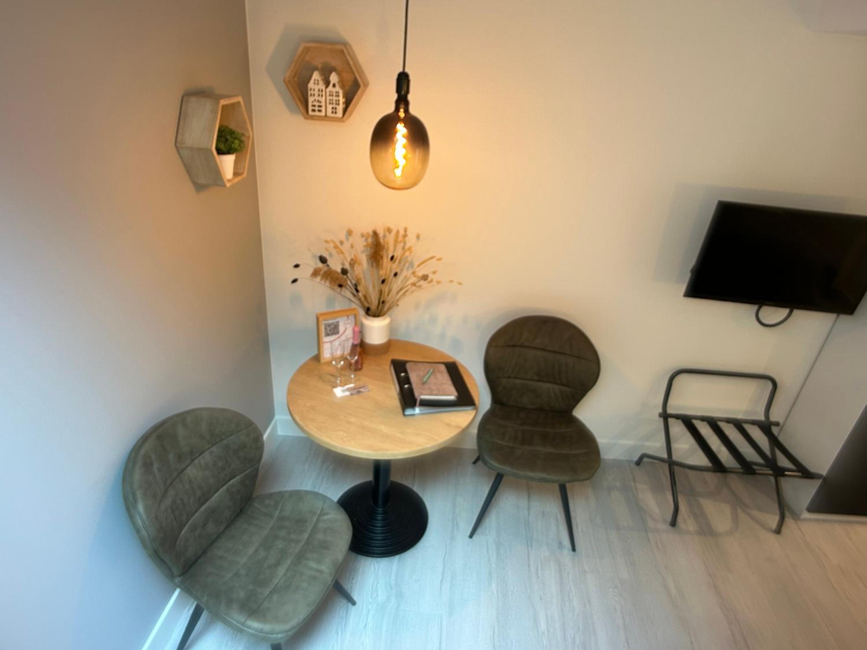 One-Bedroom Apartment photo 2