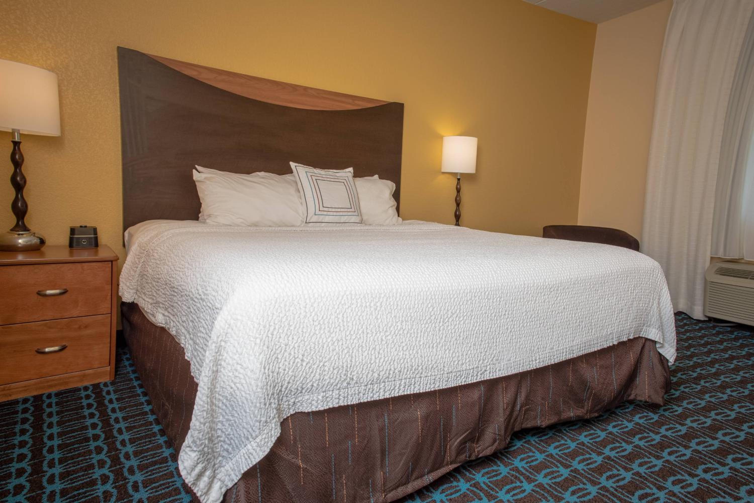 King Room with Adapted Tub - Mobility Accessible