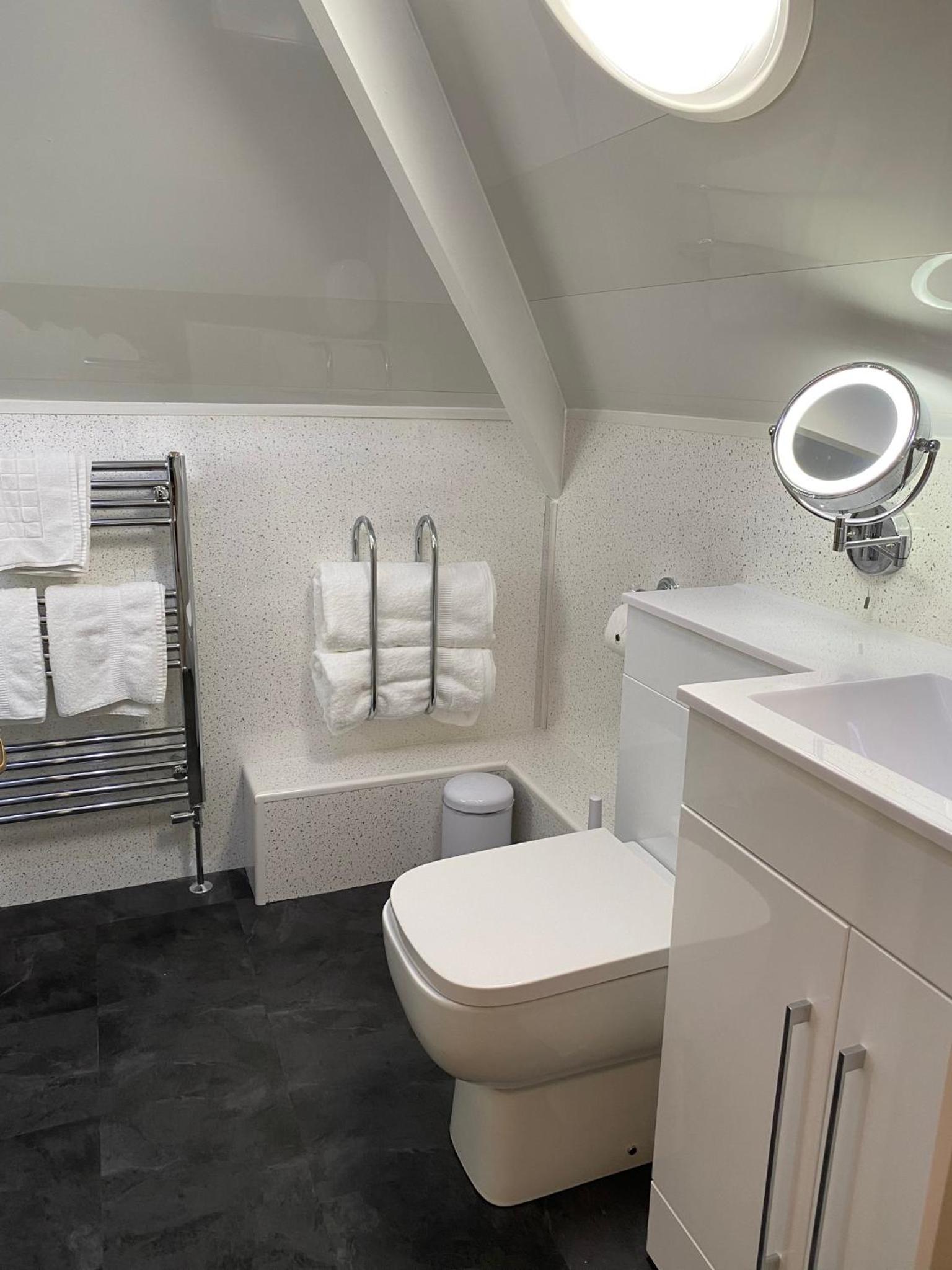 Double Room with Ensuite - Photo 5