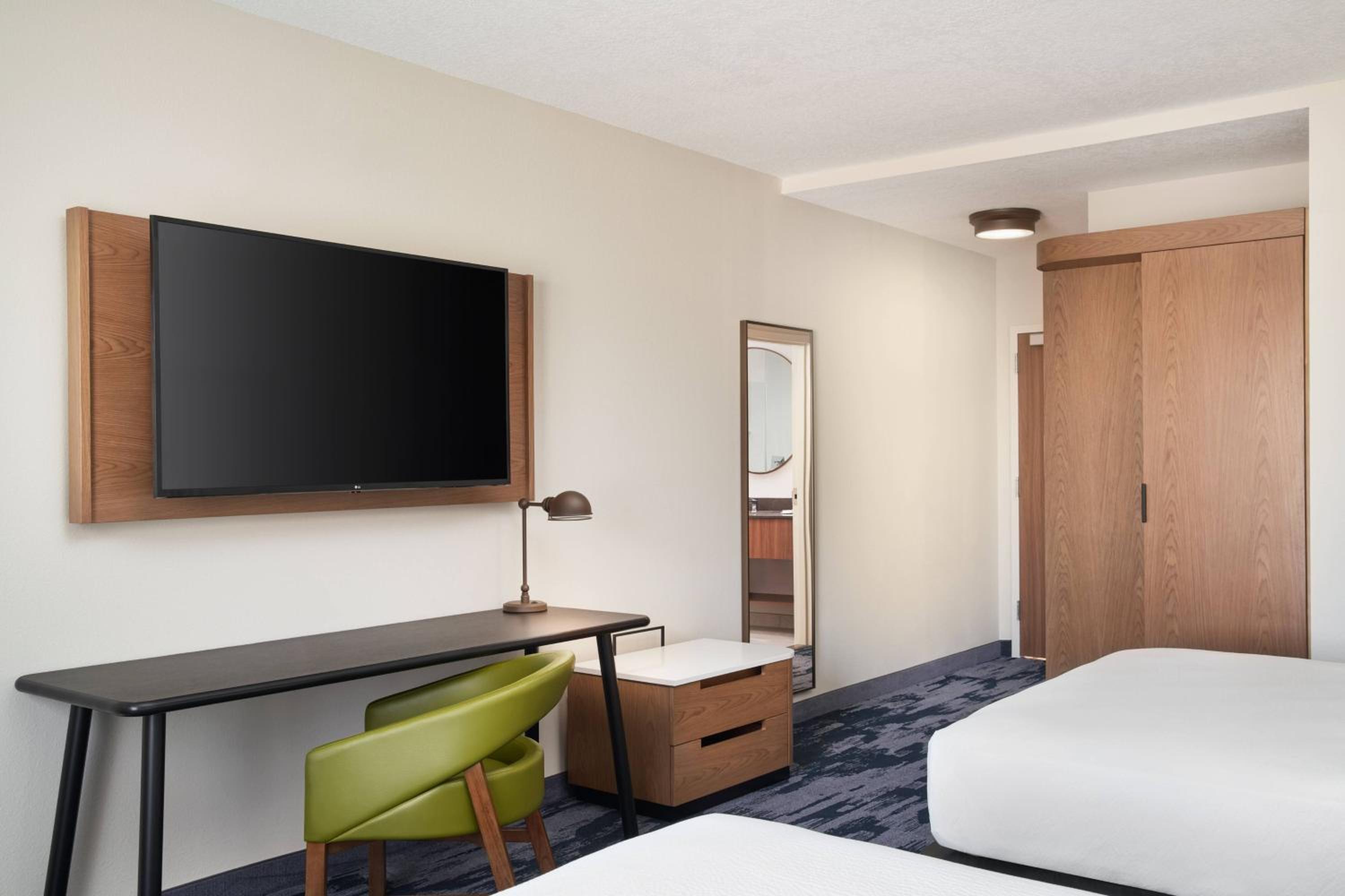 Standard Queen Room with Two Queen Beds - Photo 4