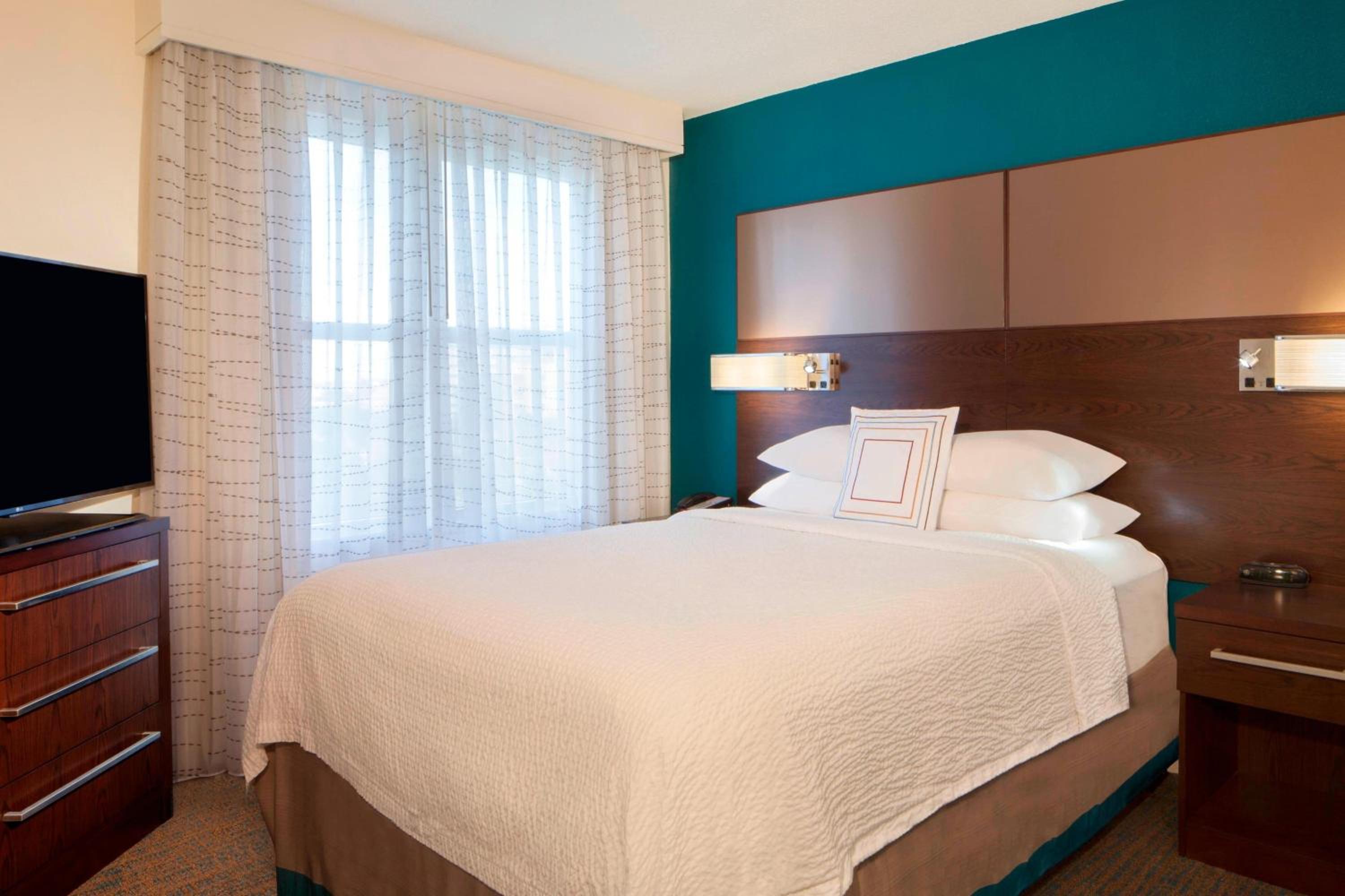 One-Bedroom Queen Suite with Sofa Bed - Photo 2