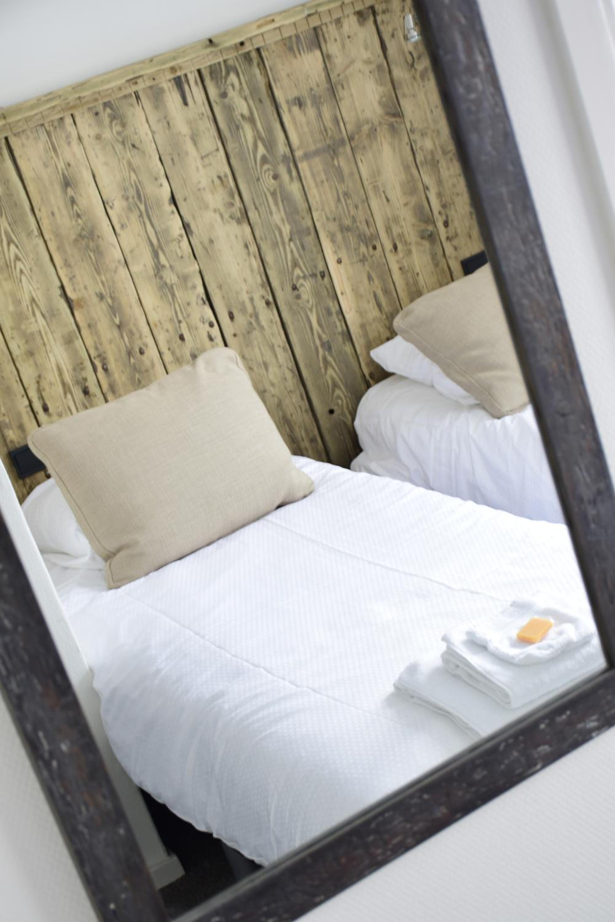 Basic Twin Room with Shared Bathroom photo 3
