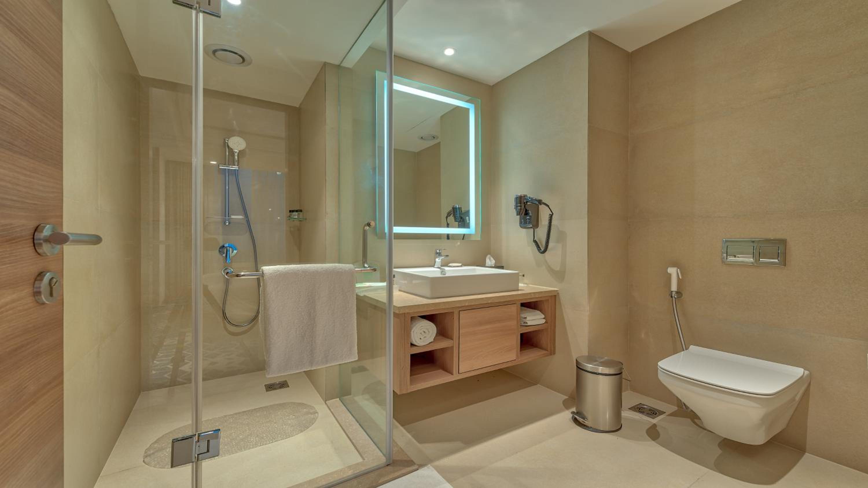 King Suite with Kitchenette - High Floor with 25% discount on F&B, Spa and Laundry, Enjoy Buy One Get One at Viva Bar during Happy Hours (12 noon to 06:00 PM) - Photo 10