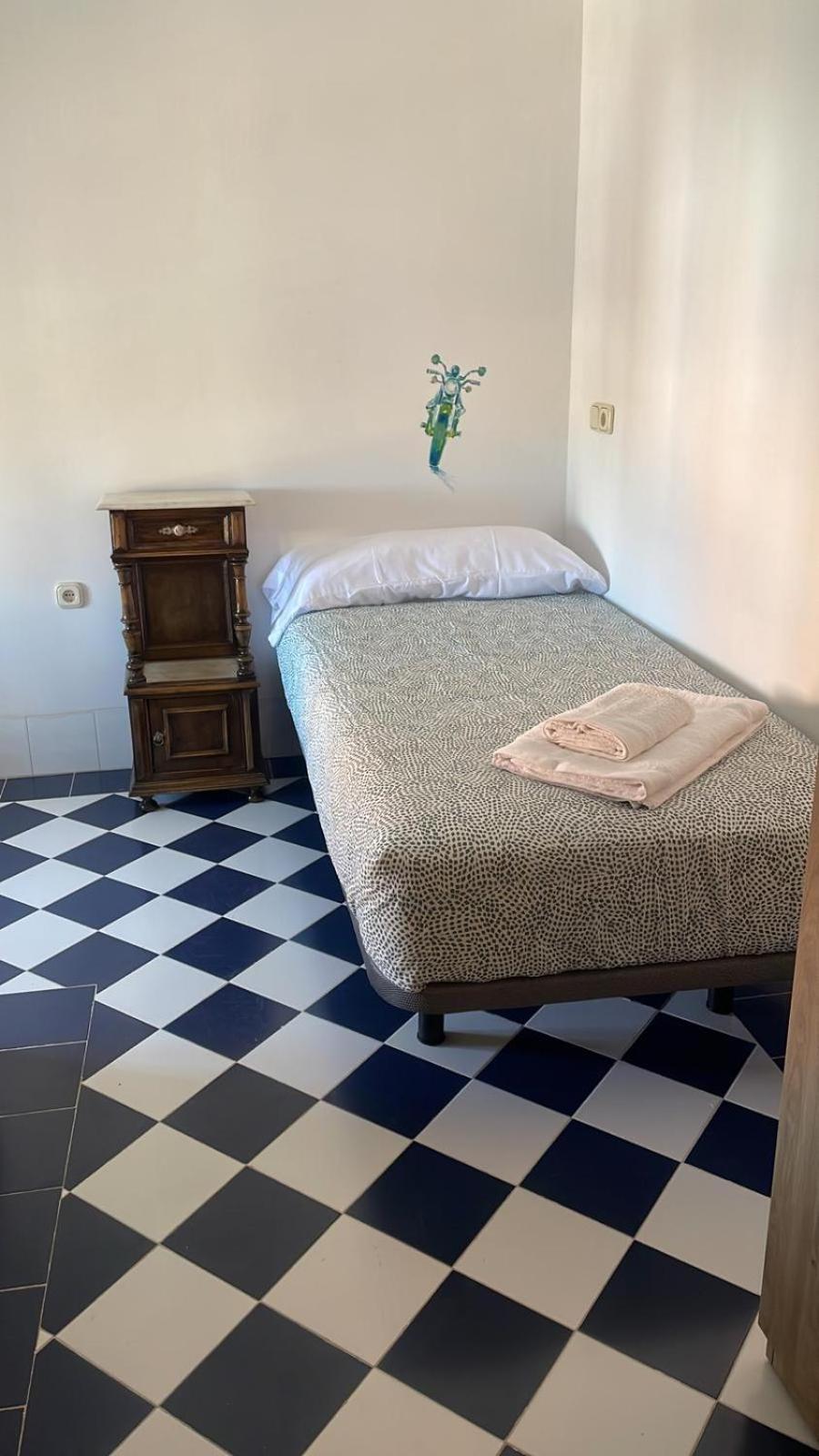 Habitación Individual con Baño y Aseo Compartidos