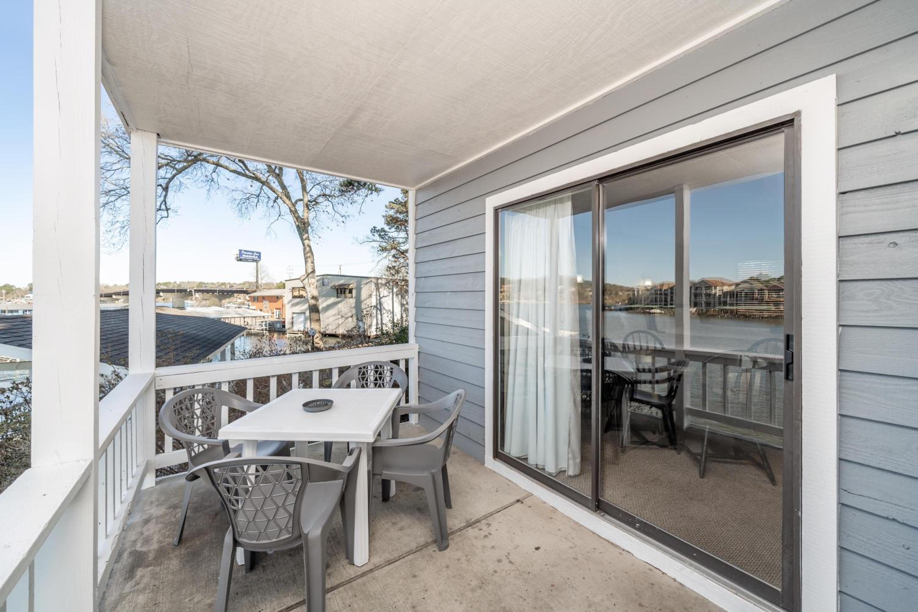 King Studio with Lake View - Upper floor - Photo 16