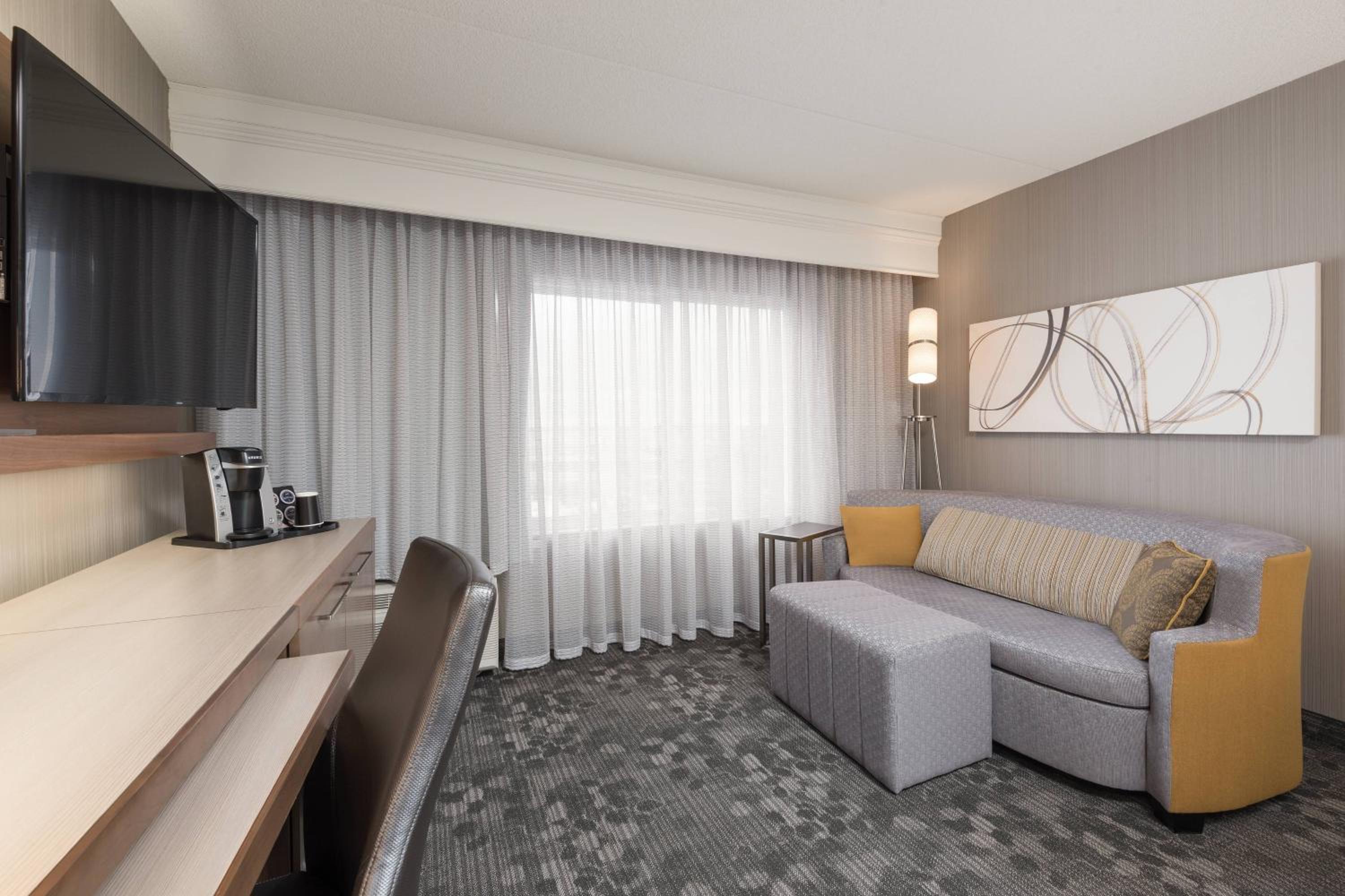 King Room with Sofa Bed - Photo 5