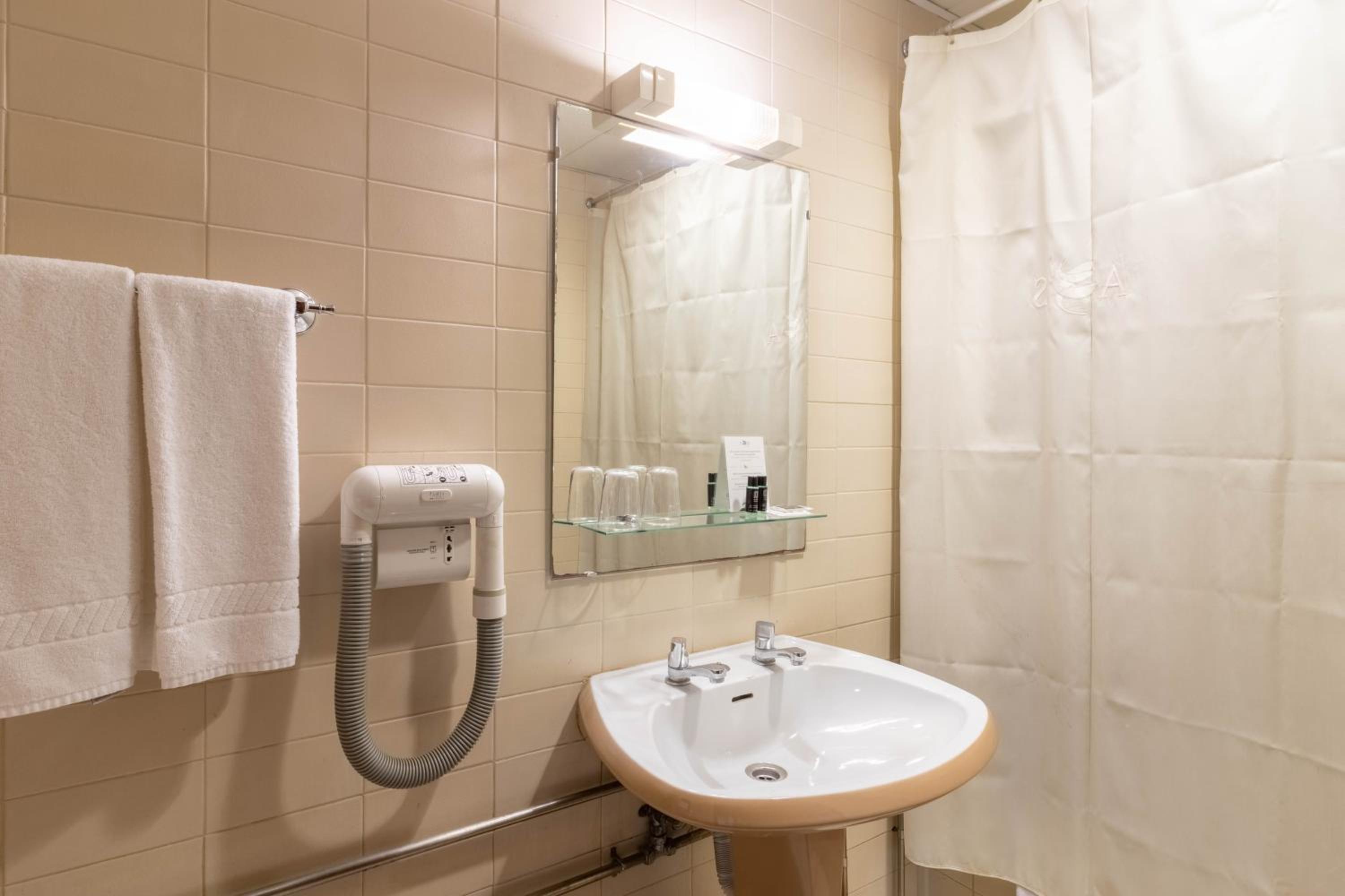 Twin Room - Photo 5