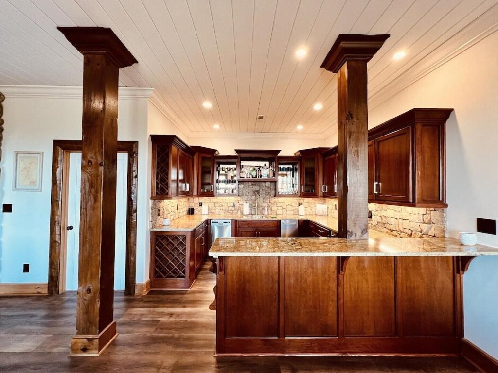 Six-Bedroom House photo 3