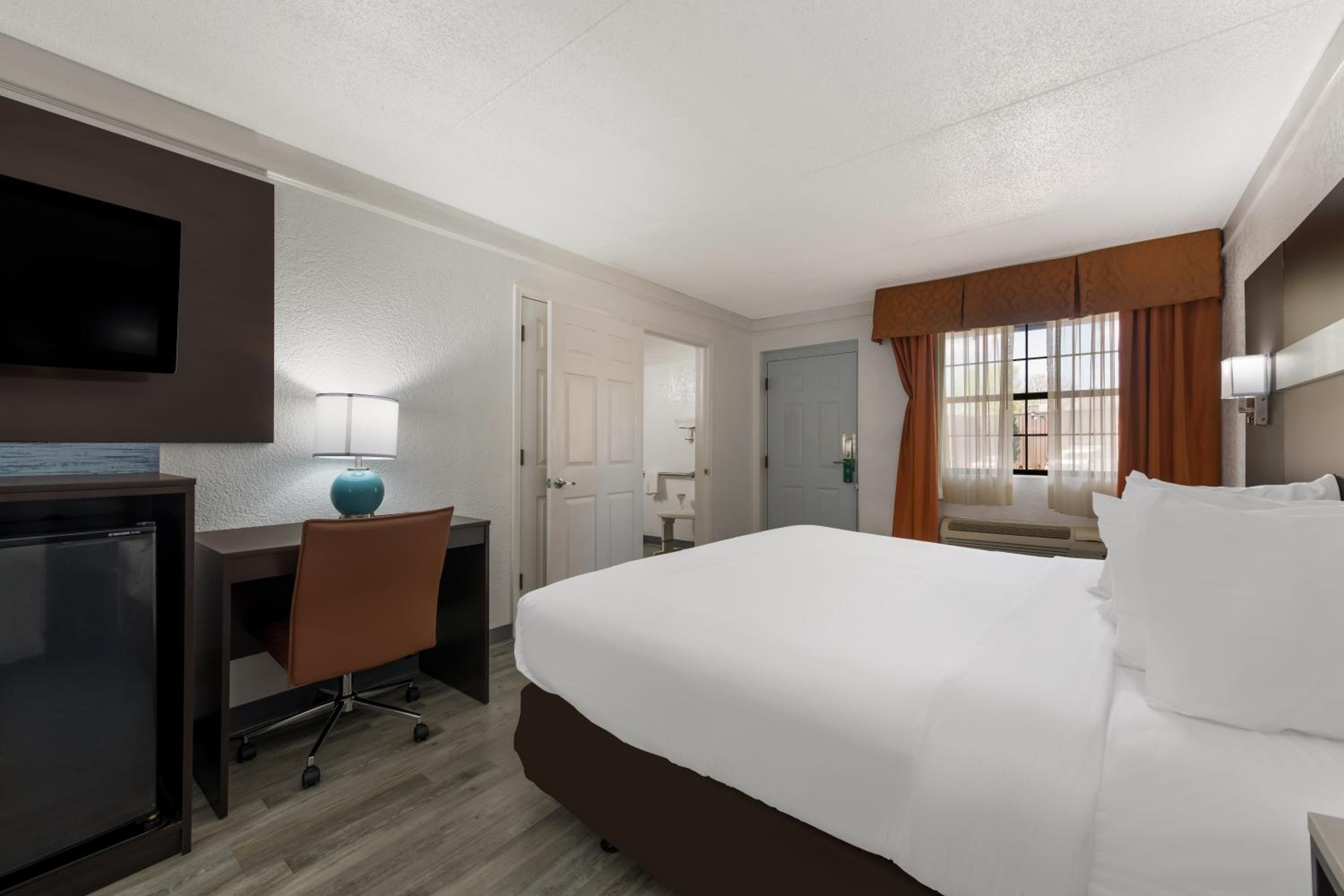 King Room - Accessible/Non-Smoking - Photo 1